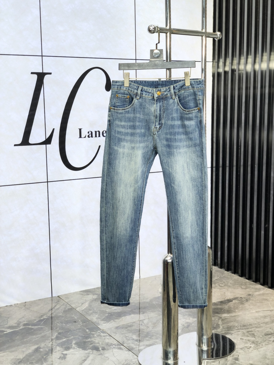 NO:425419,.Fendi. The official counter on the official website is released simultaneously, 2025SS spring and summer new men's casual jeans, original single quality, customized original denim fabric for counter, logo pattern design, original hardware and accessories for b trousers, three-dimensional and clear, c super trendy and personalized, fashionable and stylish on the upper body!  Trendy men's must-have items, 28-38, fendi, jeans, alexander wang19860909.芬迪.官网专柜同步发售,2025SS春夏新品男士休闲牛仔裤,原单品质,专柜定制原版牛仔面料,logo图案设计,b裤身原版五金辅料装饰,立体清晰,c超级潮流个性,上身时尚有型！潮男必备单品 码数28-38,,fendi,jeans,alexander wang,Men's clothing