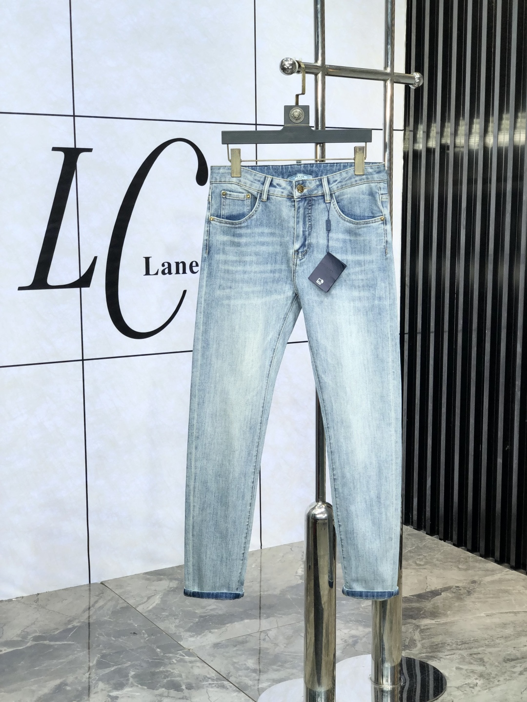 NO:425388,.Prada. The official counter is released simultaneously, 2025SS spring and summer new men's casual jeans, original single quality, custom-made original denim fabric for counter, logo pattern design, original hardware and accessories for b trousers, three-dimensional and clear, c super trendy and personalized, fashionable and stylish on the upper body!  Trendy men's must-have items, number 28-38, prada, jeans, alexander wang19860909.普拉达.官网专柜同步发售,2025SS春夏新品男士休闲牛仔裤,原单品质,专柜定制原版牛仔面料,logo图案设计,b裤身原版五金辅料装饰,立体清晰,c超级潮流个性,上身时尚有型！潮男必备单品 码数28-38,,prada,jeans,alexander wang,Men's clothing