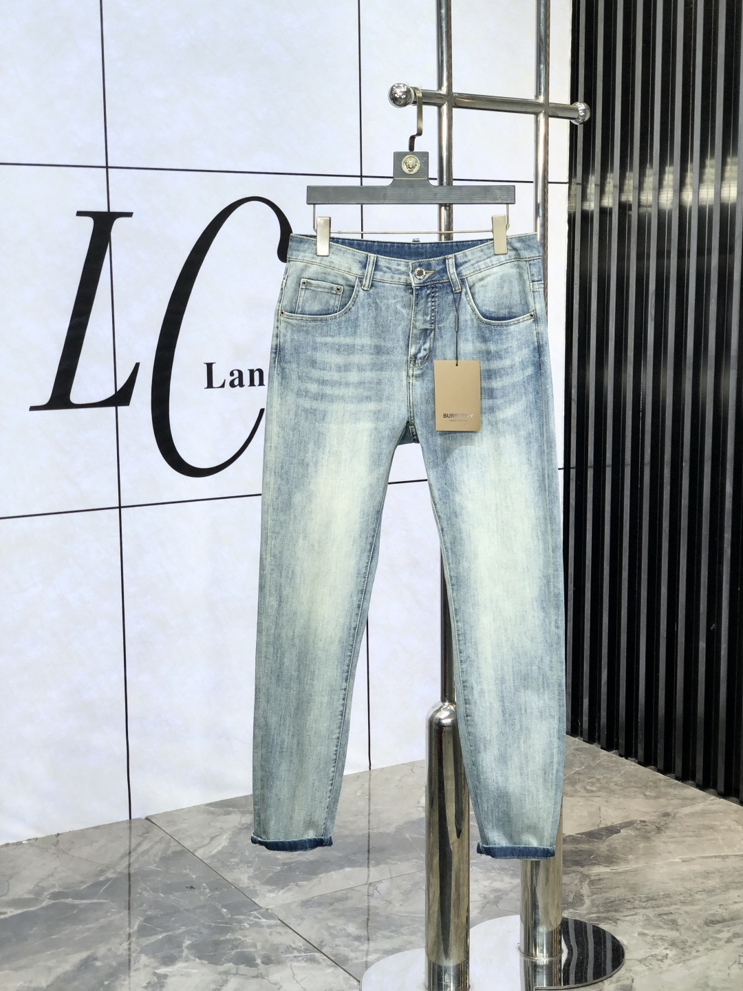 NO:425395,.Burberry. The official counter on the official website is released simultaneously. 2025SS spring and summer new men's casual jeans, original single quality, customized original denim fabric for counter, logo pattern design, original hardware and accessories for b trousers, three-dimensional and clear, c super trendy and personalized, fashionable and stylish on the upper body!  Trendy men's must-have items, 28-38, burberry, jeans, alexander wang19860909.巴宝莉.官网专柜同步发售,2025SS春夏新品男士休闲牛仔裤,原单品质,专柜定制原版牛仔面料,logo图案设计,b裤身原版五金辅料装饰,立体清晰,c超级潮流个性,上身时尚有型！潮男必备单品 码数28-38,,burberry,jeans,alexander wang,Men's clothing