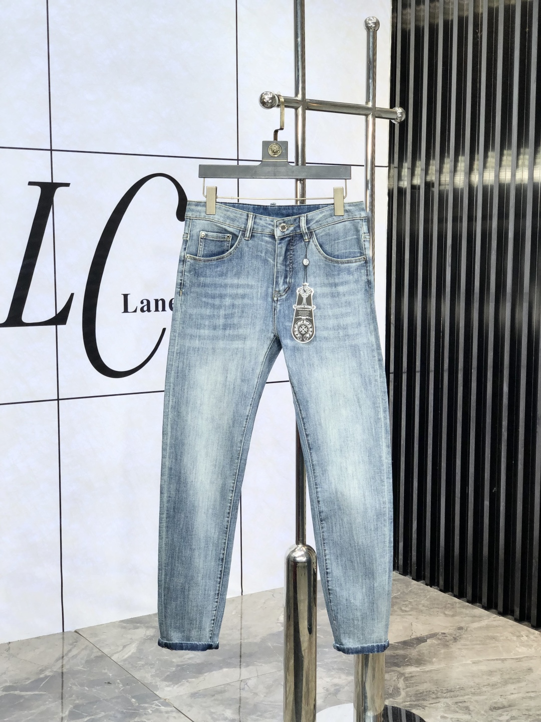 NO:425401,.Croxin. The official counter is released simultaneously. 2025SS spring and summer new products for men's casual jeans, original single quality, customized original denim fabric for counter, logo pattern design, original hardware and accessories for b trousers, three-dimensional and clear, c super trendy and personalized, fashionable and stylish on the upper body!  Trendy men's must-have items, 28-38, chrome hearts, jeans, alexander wang19860909.克罗心.官网专柜同步发售,2025SS春夏新品男士休闲牛仔裤,原单品质,专柜定制原版牛仔面料,logo图案设计,b裤身原版五金辅料装饰,立体清晰,c超级潮流个性,上身时尚有型！潮男必备单品 码数28-38,,chrome hearts,jeans,alexander wang,Men's clothing