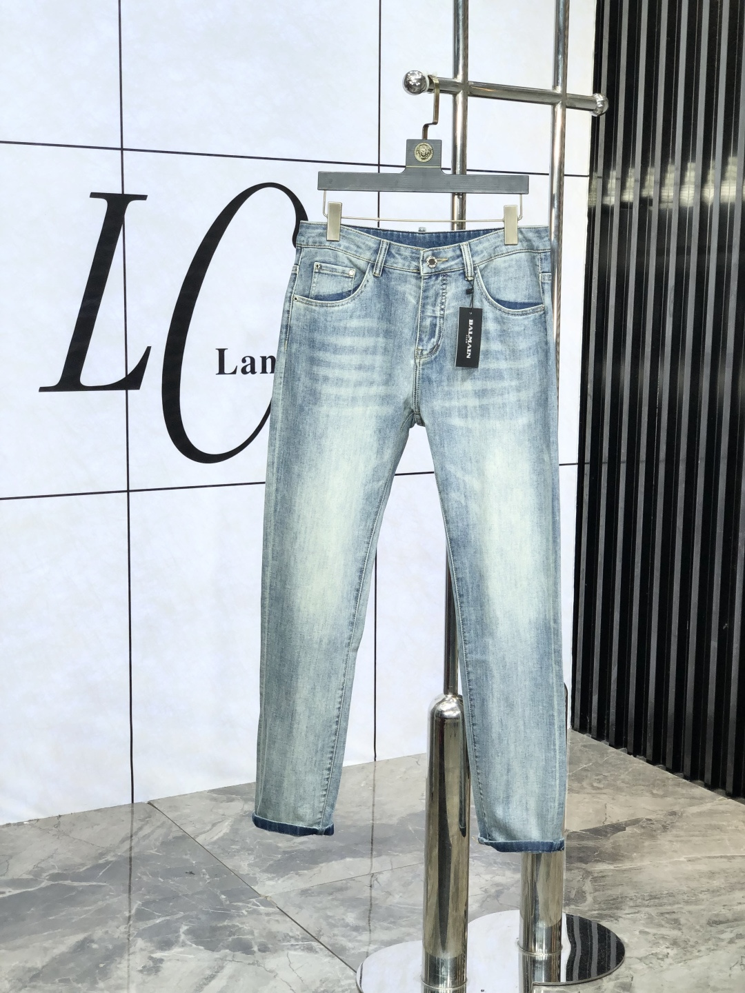 NO:425406,.Balmain. The official counter on the official website is released simultaneously, 2025SS spring and summer new men's casual jeans, original single quality, customized original denim fabric for counter, logo pattern design, original hardware and accessories for b trousers, three-dimensional and clear, c super trendy and personalized, fashionable and stylish on the upper body!  Trendy men's must-have items, 28-38, balmain, jeans, alexander wang19860909.巴尔曼.官网专柜同步发售,2025SS春夏新品男士休闲牛仔裤,原单品质,专柜定制原版牛仔面料,logo图案设计,b裤身原版五金辅料装饰,立体清晰,c超级潮流个性,上身时尚有型！潮男必备单品 码数28-38,,balmain,jeans,alexander wang,Men's clothing