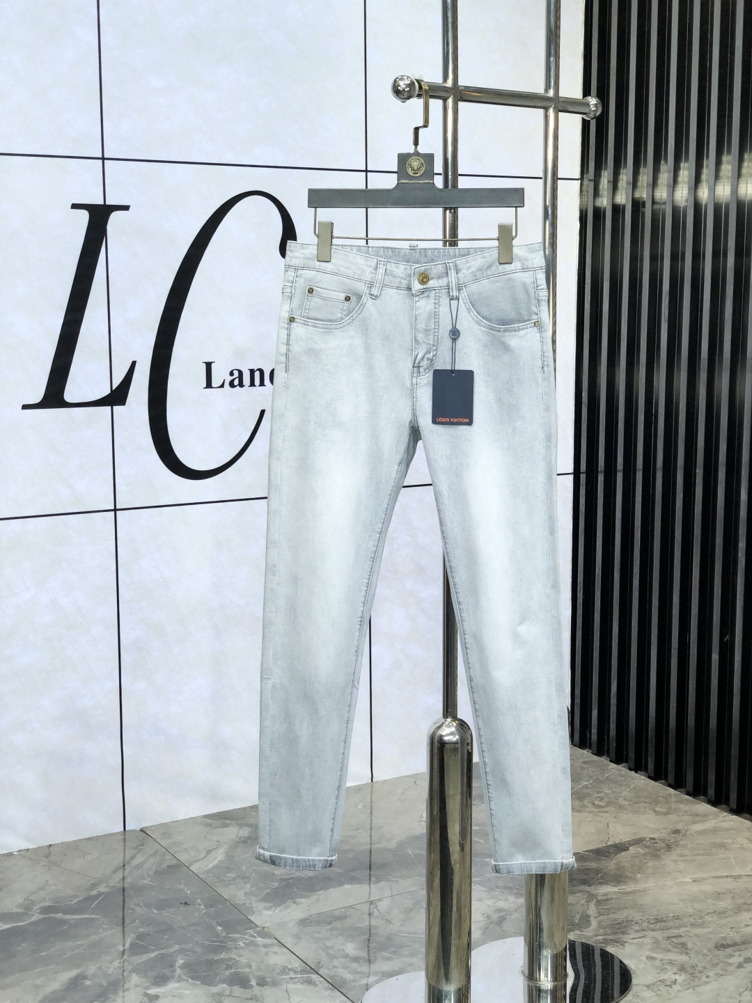 NO:425410,.Lv. The official counter on the official website is released simultaneously, 2025SS spring and summer new men's casual jeans, original single quality, customized original denim fabric for counter, logo pattern design, original hardware and accessories for b trousers, three-dimensional and clear, c super trendy and personalized, fashionable and stylish on the upper body!  Trendy men's must-have items 28-38, louis vuitton, jeans, alexander wang19860909.Lv.官网专柜同步发售,2025SS春夏新品男士休闲牛仔裤,原单品质,专柜定制原版牛仔面料,logo图案设计,b裤身原版五金辅料装饰,立体清晰,c超级潮流个性,上身时尚有型！潮男必备单品 码数28-38,,louis vuitton,jeans,alexander wang,Men's clothing