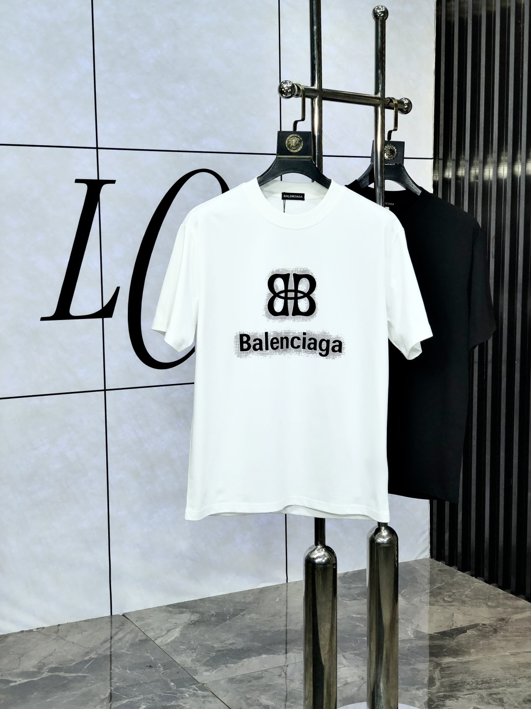 NO:433583,.Balenicaga. Wear 200 kilograms. Top products. 2025 spring and summer new style first-time counter latest short-sleeved round-neck T-shirt. High-end customization. Avant-garde and fashionable design!  Brand logo heavy craftsmanship design, high-end customized original European cotton fabric, soft feel and comfortable to wear. 1f counter-level exquisite car line. Fine workmanship, invincible and handsome upper body effect!  A must-have item for handsome men!  Count M-4xL.m wear 175/130, balenciaga, T-shirt,tees, t-shirt,alexander wang19860909.巴黎世家.穿200斤.顶级货品2025春夏新款首发专柜最新款短袖圆领T恤 高端订制 设计前卫时尚！品牌logo重工艺设计 高端定制原版欧棉面料.手感柔软.穿着舒适.1f专柜级别精致车线.做工精细.上身效果无敌帅气！型男必备单品！码数M-4xL.m穿175/130,,balenciaga,T-shirt,tees，t-shirt,alexander wang,Men's clothing