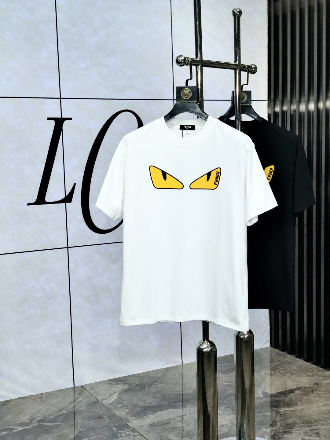 NO:433586,.Fendi .Wear 200 catties. Top-grade products 2025 spring and summer new style first-time counter latest short-sleeved round neck T-shirt, high-end customization, avant-garde and fashionable design!  Brand logo heavy craftsmanship design, high-end customized original European cotton fabric, soft feel and comfortable to wear. 1f counter-level exquisite car line. Fine workmanship, invincible and handsome upper body effect!  A must-have item for handsome men!  Code number M-4xL.m wear 175/130, fendi, T-shirt,tees, t-shirt,alexander wang19860909.芬迪 .穿200斤.顶级货品2025春夏新款首发专柜最新款短袖圆领T恤 高端订制 设计前卫时尚！品牌logo重工艺设计 高端定制原版欧棉面料.手感柔软.穿着舒适.1f专柜级别精致车线.做工精细.上身效果无敌帅气！型男必备单品！码数M-4xL.m穿175/130,,fendi,T-shirt,tees，t-shirt,alexander wang,Men's clothing