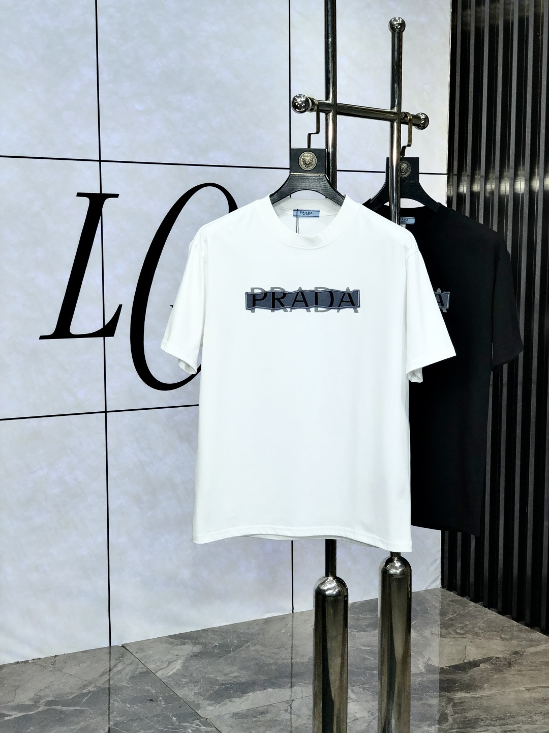 NO:433588,.Prada. Wear 200 kilograms. Top products. 2025 spring and summer new style first-time counter latest short-sleeved round neck T-shirt. High-end customization. Avant-garde and fashionable design!  Brand logo heavy craftsmanship design, high-end customized original European cotton fabric, soft feel and comfortable to wear. 1f counter-level exquisite car line. Fine workmanship, invincible and handsome upper body effect!  A must-have item for handsome men!  Code number M-4xL.m wear 175/130, prada, T-shirt,tees, t-shirt,alexander wang19860909.普拉达.穿200斤.顶级货品2025春夏新款首发专柜最新款短袖圆领T恤 高端订制 设计前卫时尚！品牌logo重工艺设计 高端定制原版欧棉面料.手感柔软.穿着舒适.1f专柜级别精致车线.做工精细.上身效果无敌帅气！型男必备单品！码数M-4xL.m穿175/130,,prada,T-shirt,tees，t-shirt,alexander wang,Men's clothing