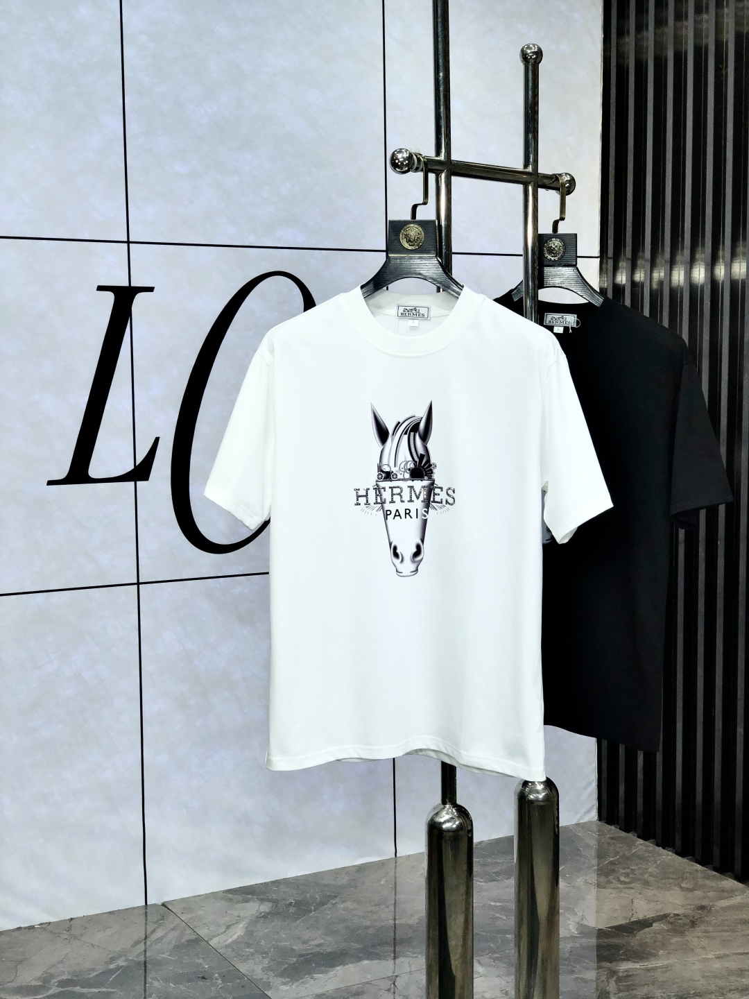 NO:433590,.Hermes. Wear 200 kilograms. Top products. 2025 spring and summer new style first-time counter latest short-sleeved round-neck T-shirt. High-end customization. Avant-garde and fashionable design!  Brand logo heavy craftsmanship design, high-end customized original European cotton fabric, soft feel and comfortable to wear. 1f counter-level exquisite car line. Fine workmanship, invincible and handsome upper body effect!  A must-have item for handsome men!  Code number M-4xL.m wear 175/130, hermes, T-shirt,tees, t-shirt,alexander wang19860909.爱马仕.穿200斤.顶级货品2025春夏新款首发专柜最新款短袖圆领T恤 高端订制 设计前卫时尚！品牌logo重工艺设计 高端定制原版欧棉面料.手感柔软.穿着舒适.1f专柜级别精致车线.做工精细.上身效果无敌帅气！型男必备单品！码数M-4xL.m穿175/130,,hermes,T-shirt,tees，t-shirt,alexander wang,Men's clothing