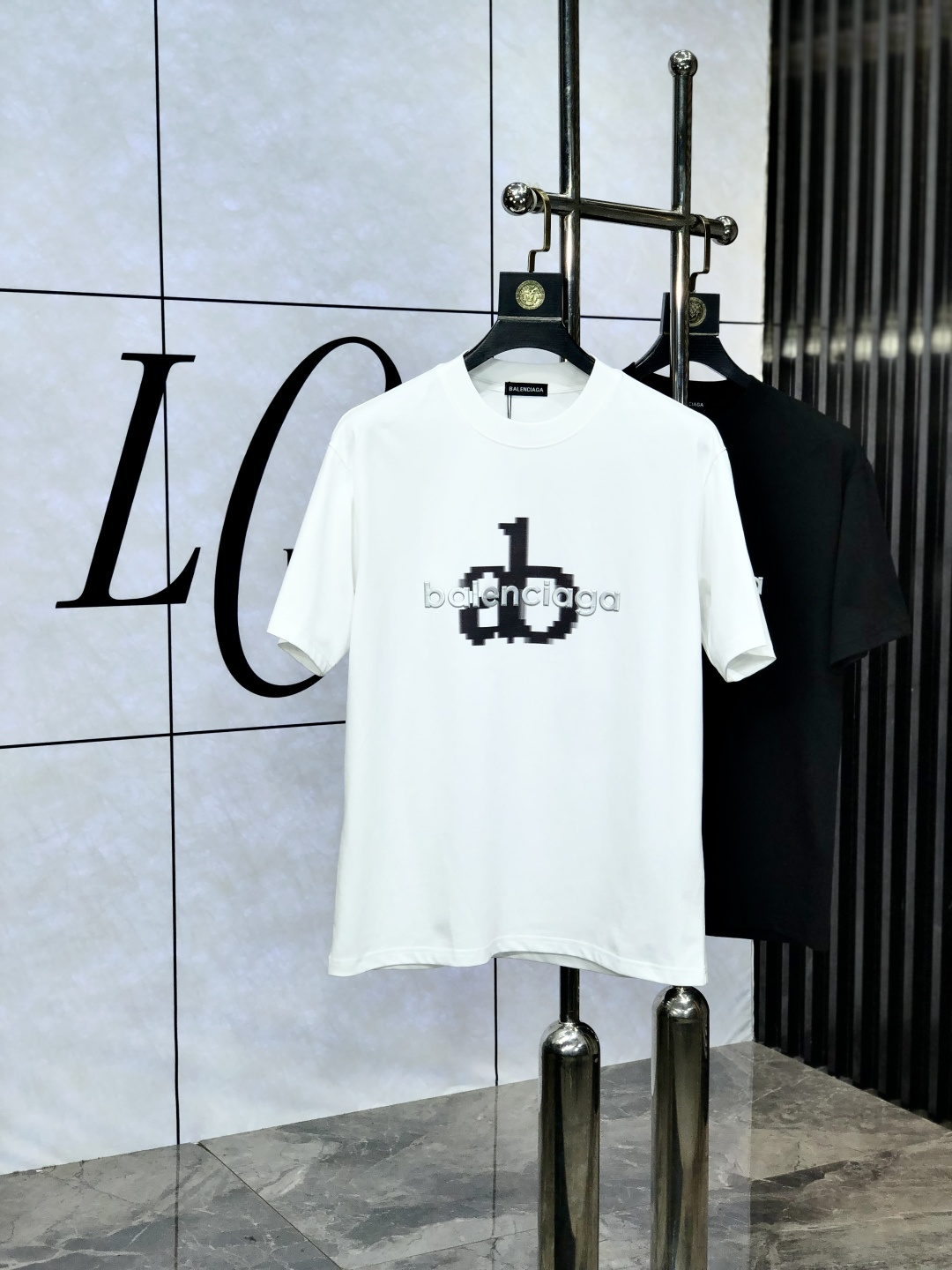 NO:433593,.Balenicaga. Wear 200 kilograms. Top products. 2025 spring and summer new style first-time counter latest short-sleeved round-neck T-shirt. High-end customization. Avant-garde and fashionable design!  Brand logo heavy craftsmanship design, high-end customized original European cotton fabric, soft feel and comfortable to wear. 1f counter-level exquisite car line. Fine workmanship, invincible and handsome upper body effect!  A must-have item for handsome men!  Count M-4xL.m wear 175/130, balenciaga, T-shirt,tees, t-shirt,alexander wang19860909.巴黎世家.穿200斤.顶级货品2025春夏新款首发专柜最新款短袖圆领T恤 高端订制 设计前卫时尚！品牌logo重工艺设计 高端定制原版欧棉面料.手感柔软.穿着舒适.1f专柜级别精致车线.做工精细.上身效果无敌帅气！型男必备单品！码数M-4xL.m穿175/130,,balenciaga,T-shirt,tees，t-shirt,alexander wang,Men's clothing