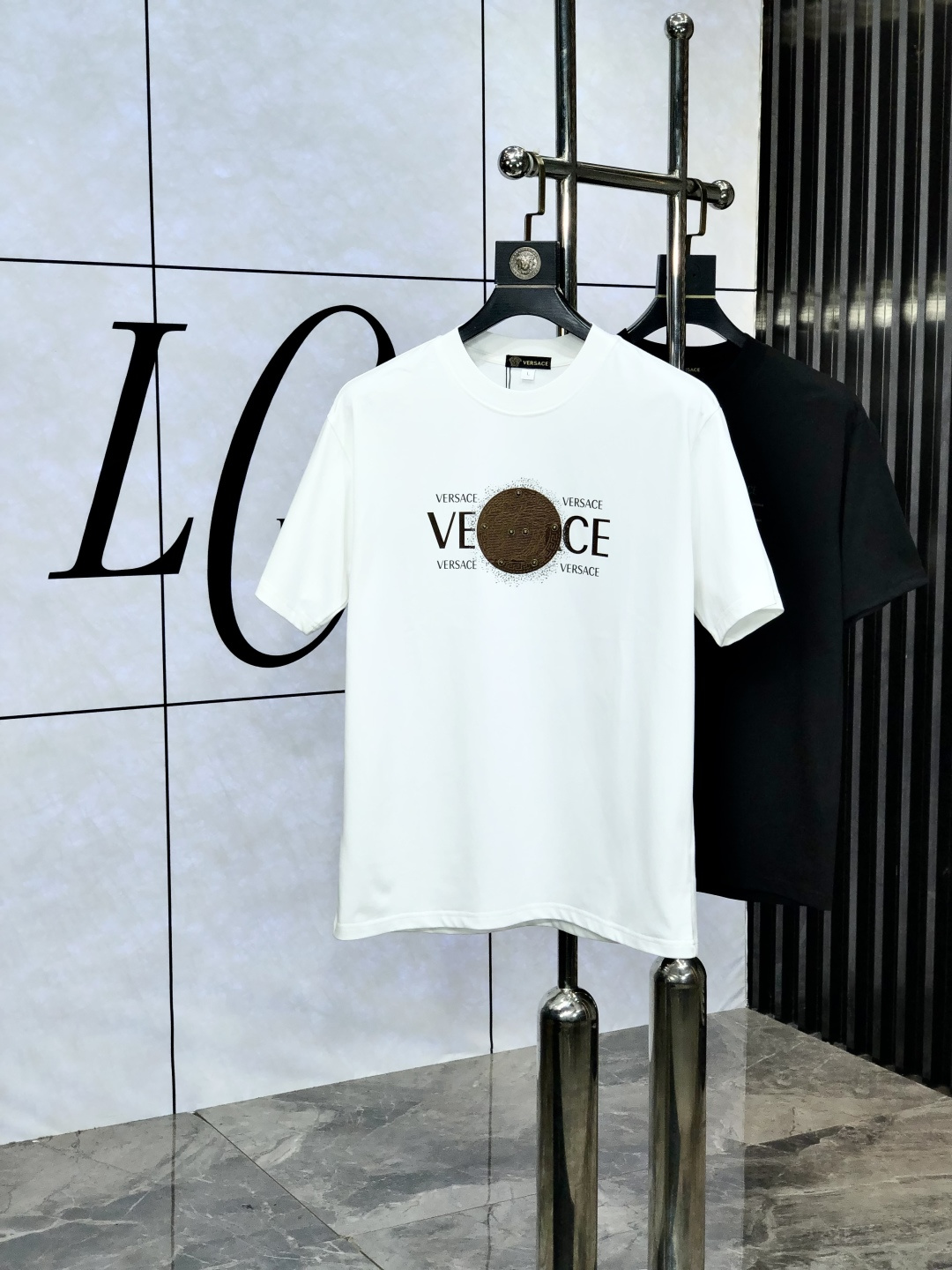 NO:433596,Versace. Wear 200 kilograms. Top products. 2025 spring and summer new style first-time counter latest short-sleeved round-neck T-shirt. High-end customization. Avant-garde and fashionable design!  Brand logo heavy craftsmanship design, high-end customized original European cotton fabric, soft feel and comfortable to wear. 1f counter-level exquisite car line. Fine workmanship, invincible and handsome upper body effect!  A must-have item for handsome men!  Code number M-4xL.m wear 175/130, versace, T-shirt,tees, t-shirt,alexander wang19860909.范思哲.穿200斤.顶级货品2025春夏新款首发专柜最新款短袖圆领T恤 高端订制 设计前卫时尚！品牌logo重工艺设计 高端定制原版欧棉面料.手感柔软.穿着舒适.1f专柜级别精致车线.做工精细.上身效果无敌帅气！型男必备单品！码数M-4xL.m穿175/130,,versace,T-shirt,tees，t-shirt,alexander wang,Men's clothing