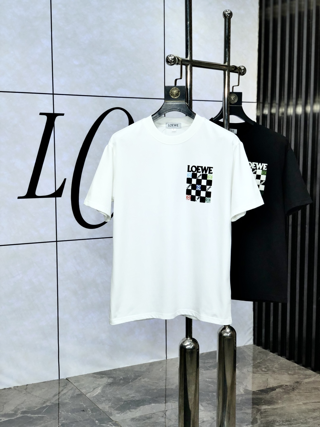 NO:433595,. Luo Yiwei. Wear 200 kilograms. Top-grade products. 2025 spring and summer new style first-time counter latest short-sleeved round-neck T-shirt. High-end customization. Avant-garde and fashionable design!  Brand logo heavy craftsmanship design, high-end customized original European cotton fabric, soft feel and comfortable to wear. 1f counter-level exquisite car line. Fine workmanship, invincible and handsome upper body effect!  A must-have item for handsome men!  Count M-4xL.m wear 175/130, loewe, T-shirt,tees, t-shirt,alexander wang19860909.罗意威.穿200斤.顶级货品2025春夏新款首发专柜最新款短袖圆领T恤 高端订制 设计前卫时尚！品牌logo重工艺设计 高端定制原版欧棉面料.手感柔软.穿着舒适.1f专柜级别精致车线.做工精细.上身效果无敌帅气！型男必备单品！码数M-4xL.m穿175/130,,loewe,T-shirt,tees，t-shirt,alexander wang,Men's clothing