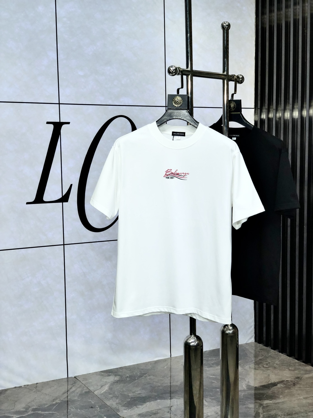 NO:433598,.Balenicaga. Wear 200 kilograms. Top products. 2025 spring and summer new style first-time counter latest short-sleeved round-neck T-shirt. High-end customization. Avant-garde and fashionable design!  Brand logo heavy craftsmanship design, high-end customized original European cotton fabric, soft feel and comfortable to wear. 1f counter-level exquisite car line. Fine workmanship, invincible and handsome upper body effect!  A must-have item for handsome men!  Count M-4xL.m wear 175/130, balenciaga, T-shirt,tees, t-shirt,alexander wang19860909.巴黎世家.穿200斤.顶级货品2025春夏新款首发专柜最新款短袖圆领T恤 高端订制 设计前卫时尚！品牌logo重工艺设计 高端定制原版欧棉面料.手感柔软.穿着舒适.1f专柜级别精致车线.做工精细.上身效果无敌帅气！型男必备单品！码数M-4xL.m穿175/130,,balenciaga,T-shirt,tees，t-shirt,alexander wang,Men's clothing