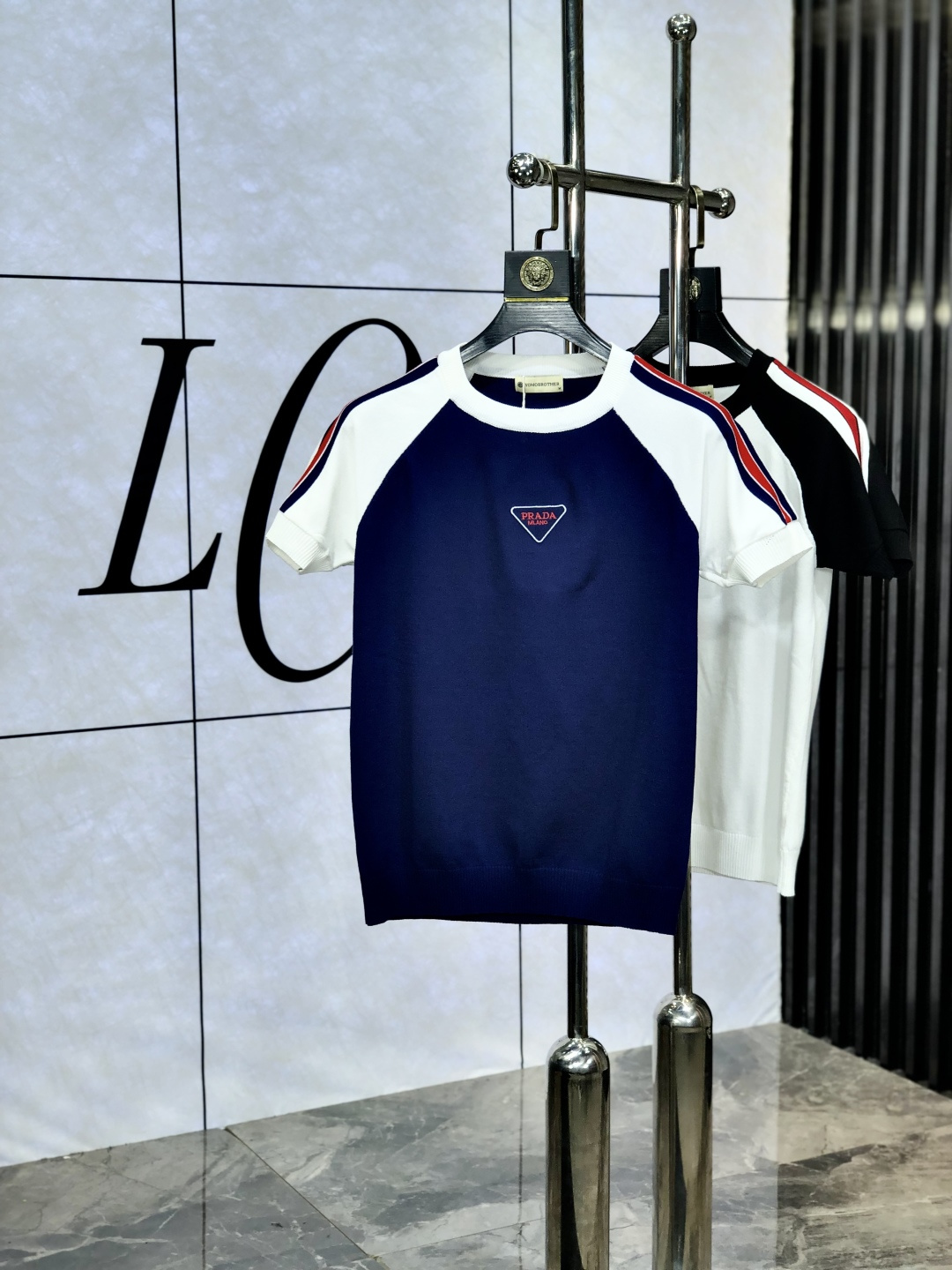 NO:440515,.Prada.25 new Yilitte Blend Lapel Knitted Polo.D Men's Full Classic Retro Pattern Totem Logo Inlay Business Casual Knitted Sweater!  Trading companies have sparse channels, and GW is on sale at the same time!  It is made of 66 viscose fiber 18 polyester fiber 16-day silk blended fabric, woven with ultra-fine fiber and high elastic Yilit yarn. The texture and texture are super soft, very light and soft, with extremely delicate and smooth feel, and a calm and atmospheric classic color scheme. The casual and elegant naturally exudes can't help but remind people of the gentle and gentle male charm!  It highlights the symbol of brand identity, luxurious and elegant style, basic and conventional lapel style cut, stylish upper body, strong sense of style, and the best choice for urban elites!  Article number size 48/M-56/3XL m wear 175/130, prada, alexander wang19860909.普拉达.25新款伊力特天丝混纺翻领针织polo.D男士满幅经典回纹图腾徽标嵌花商务休闲针织衫！贸易公司渠道稀出,g同步GW发售！采用客供进口66粘纤18聚酯纤维16天丝混纺面料,采用纤维超细与高弹的伊力特纱线织造而成,质感与纹理都是超级的柔和,非常的轻薄柔软,手感极其的细腻丝滑,沉稳大气的经典配色,自然散发出的休闲儒雅,不禁让人联想到温柔和煦的雄性魅力！彰显了品牌身份的象征,风格华贵典雅,基础常规的翻领版型剪裁,上身有范儿,逼格感强,都市精英的最佳选择！货号尺码48/M-56/3XL m穿175/130,,prada,alexander wang,Men's clothing