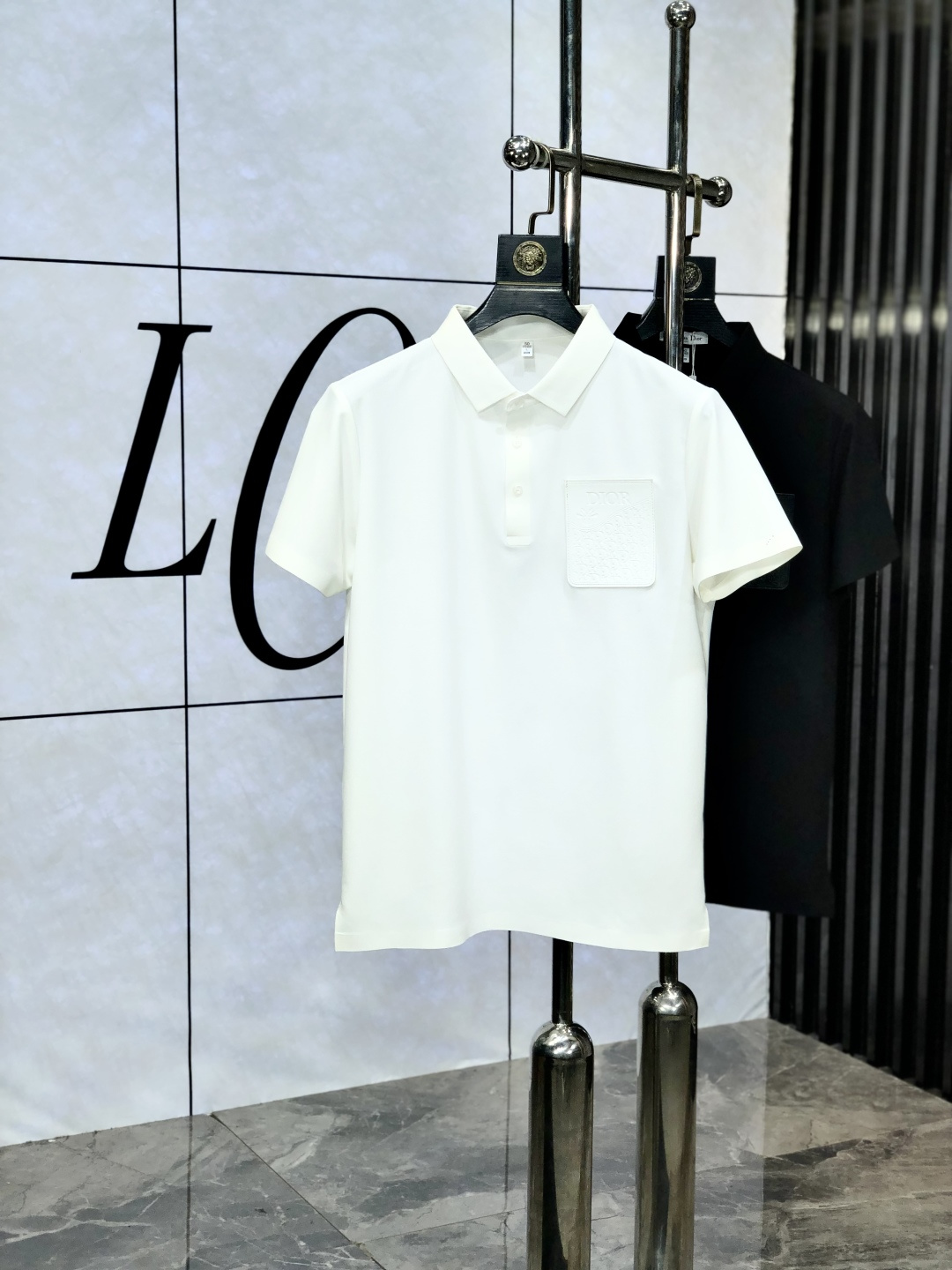 NO:440530,.Dior 2025 spring and summer new men's logo short-sleeved polo shirt continues the classic business casual lapel POLO shirt. This Polo shirt is made of mercerized double-sided cotton bead floor fabric, and the timeless design can transcend fashion trends. Classic style, 1f brand LOGO three-dimensional and unique, making the overall more detailed. The integrated style, the fabric is made of cotton beaded material, comfortable, skin-friendly, breathable, and is a very practical wear for daily commuting and leisure. Highly recommended. Size M-3XL m wear 175/130,,dior,T-shirt,alexander wang19860909.Dior 2025春夏新款男士标识短袖polo衫,延续经典商务休闲翻领POLO恤.该款Polo衫采用丝光双面棉质珠地面料制成,隽永设计可跨越时尚潮流.经典款型,1f品牌LOGO立体别致,让整体更具细节感 合体的版型,面料采用全棉珠地料,舒适,亲肤,透气好,平时通勤休闲都很实穿的一款 强烈推荐.尺码M-3XL m穿175/130,,dior,T-shirt,alexander wang,Men's clothing