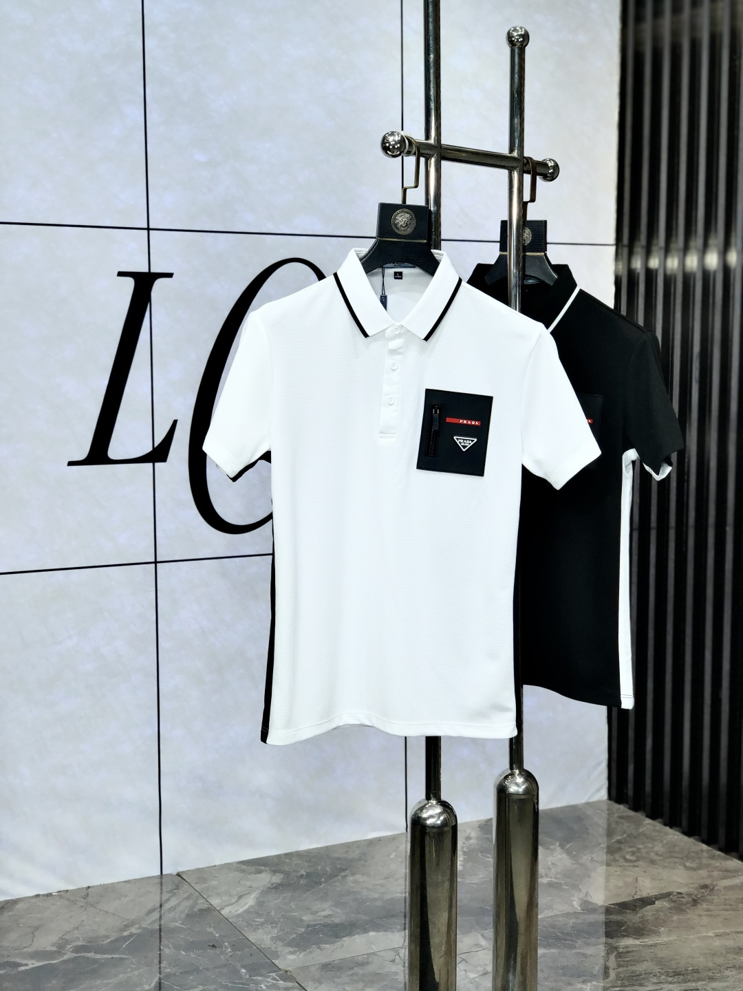 NO:440537,.Prada. 2025 spring and summer new men's logo short-sleeved polo shirt, continuing the classic business casual lapel POLO shirt. This Polo shirt is made of mercerized double-sided cotton bead floor fabric, and the timeless design can transcend fashion trends. Classic style, 1f brand LOGO three-dimensional and unique, making the overall more detailed. The combination style, the fabric is made of cotton beaded material, comfortable, skin-friendly, breathable, and is a very practical style for daily commuting and leisure. Highly recommended. Size M-3XL m wear 175/130, prada, T-shirt, alexander wang19860909.普拉达.2025春夏新款男士标识短袖polo衫,延续经典商务休闲翻领POLO恤.该款Polo衫采用丝光双面棉质珠地面料制成,隽永设计可跨越时尚潮流.经典款型,1f品牌LOGO立体别致,让整体更具细节感 合体的版型,面料采用全棉珠地料,舒适,亲肤,透气好,平时通勤休闲都很实穿的一款 强烈推荐.尺码M-3XL m穿175/130,,prada,T-shirt,alexander wang,Men's clothing