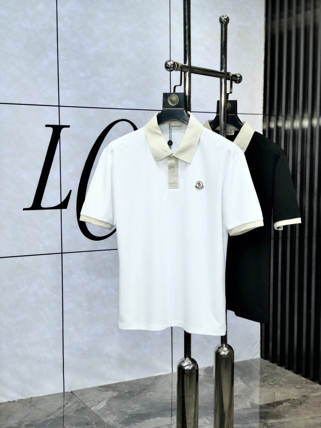 NO:440544,.The 2025 spring and summer new men's logo short-sleeved polo shirt continues the classic business casual lapel POLO shirt. This Polo shirt is made of mercerized double-sided cotton bead floor fabric, and the timeless design can transcend fashion trends. The classic style, the 1f brand LOGO three-dimensional and unique, making the overall more detailed. The combination style, the fabric is made of all-cotton beaded material, comfortable, skin-friendly, breathable, and is a very practical wear for daily commuting and leisure. Highly recommended. Size M-3XL m wear 175/130, Moncler, T-shirt, alexander wang19860909.蒙口.2025春夏新款男士标识短袖polo衫,延续经典商务休闲翻领POLO恤.该款Polo衫采用丝光双面棉质珠地面料制成,隽永设计可跨越时尚潮流.经典款型,1f品牌LOGO立体别致,让整体更具细节感 合体的版型,面料采用全棉珠地料,舒适,亲肤,透气好,平时通勤休闲都很实穿的一款 强烈推荐.尺码M-3XL m穿175/130,,Moncler,T-shirt,alexander wang,Men's clothing