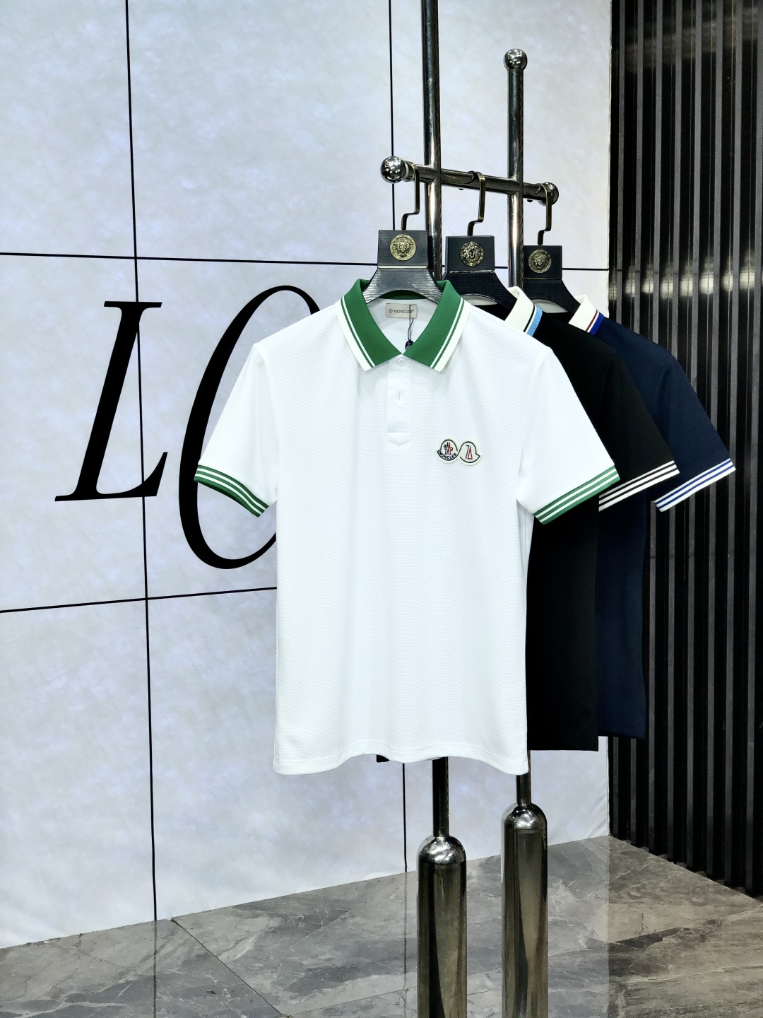 NO:440555,.The 2025 spring and summer new men's logo short-sleeved polo shirt continues the classic business casual lapel POLO shirt. This Polo shirt is made of mercerized double-sided cotton bead floor fabric, and the timeless design can transcend fashion trends. The classic style, the 1f brand LOGO three-dimensional and unique, making the overall more detailed. The combination style, the fabric is made of all-cotton beaded material, comfortable, skin-friendly, breathable, and is a very practical wear for daily commuting and leisure. Highly recommended. Size M-3XL m wear 175/130, Moncler, T-shirt, alexander wang19860909.蒙口.2025春夏新款男士标识短袖polo衫,延续经典商务休闲翻领POLO恤.该款Polo衫采用丝光双面棉质珠地面料制成,隽永设计可跨越时尚潮流.经典款型,1f品牌LOGO立体别致,让整体更具细节感 合体的版型,面料采用全棉珠地料,舒适,亲肤,透气好,平时通勤休闲都很实穿的一款 强烈推荐.尺码M-3XL m穿175/130,,Moncler,T-shirt,alexander wang,Men's clothing