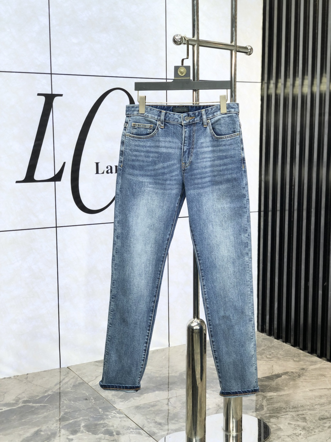 NO:475111,.Prada. 2025 new product, original single jeans, original heavy industry creation, brand classic LOGO design, complete three standards!  Original hardware accessories.ns counter customized denim fabric, completely suitable for the counter. Welcome to try it on before purchasing it. Good goods are not afraid of comparison. Number 29-38, prada, jeans, alexander wang19860909.普拉达.2025新品,原单牛仔裤 原版重工打造,品牌经典LOGO设计,三标齐全！原版五金辅料.ns专柜定制牛仔面料,完全对版专柜,欢迎专柜试穿后再购买,好货不怕比.码数29-38,,prada,jeans,alexander wang,Men's clothing