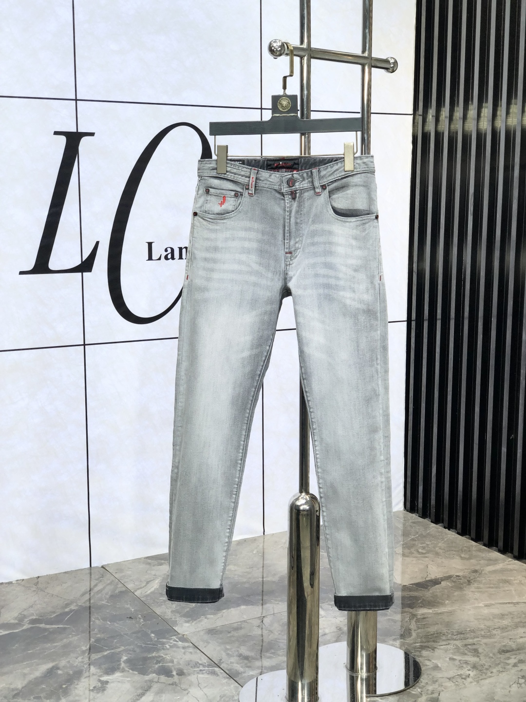 NO:475119,.kiton.2025 new product, original single jeans, original heavy industry creation, brand classic logo design, complete three standards!  Original hardware accessories.ns counter customized denim fabric, completely suitable for the counter. Welcome to try it on before purchasing it. Good goods are not afraid of comparison. Number 29-38, jeans, alexander wang19860909.kiton.2025新品,原单牛仔裤 原版重工打造,品牌经典LOGO设计,三标齐全！原版五金辅料.ns专柜定制牛仔面料,完全对版专柜,欢迎专柜试穿后再购买,好货不怕比.码数29-38,,jeans,alexander wang,Men's clothing