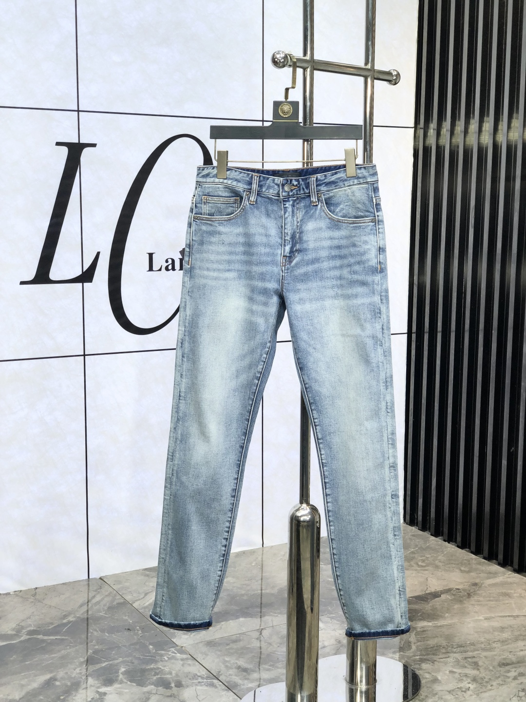 NO:475122,.Prada. 2025 new product, original single jeans, original heavy industry creation, brand classic LOGO design, complete three standards!  Original hardware accessories.ns counter customized denim fabric, completely suitable for the counter. Welcome to try it on before purchasing it. Good goods are not afraid of comparison. Number 29-38, prada, jeans, alexander wang19860909.普拉达.2025新品,原单牛仔裤 原版重工打造,品牌经典LOGO设计,三标齐全！原版五金辅料.ns专柜定制牛仔面料,完全对版专柜,欢迎专柜试穿后再购买,好货不怕比.码数29-38,,prada,jeans,alexander wang,Men's clothing