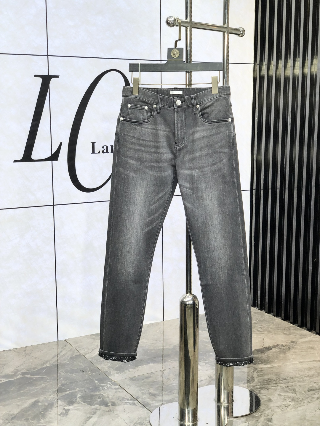 NO:475144,.Dior .2025 new product, original single jeans original heavy industry creation, brand classic LOGO design, complete three standards!  Original hardware accessories.ns counter customized denim fabric, completely suitable for the counter. Welcome to try it on before purchasing it. Good goods are not afraid of comparison. Number 29-38, dior, jeans, alexander wang19860909.Dior .2025新品,原单牛仔裤 原版重工打造,品牌经典LOGO设计,三标齐全！原版五金辅料.ns专柜定制牛仔面料,完全对版专柜,欢迎专柜试穿后再购买,好货不怕比.码数29-38,,dior,jeans,alexander wang,Men's clothing