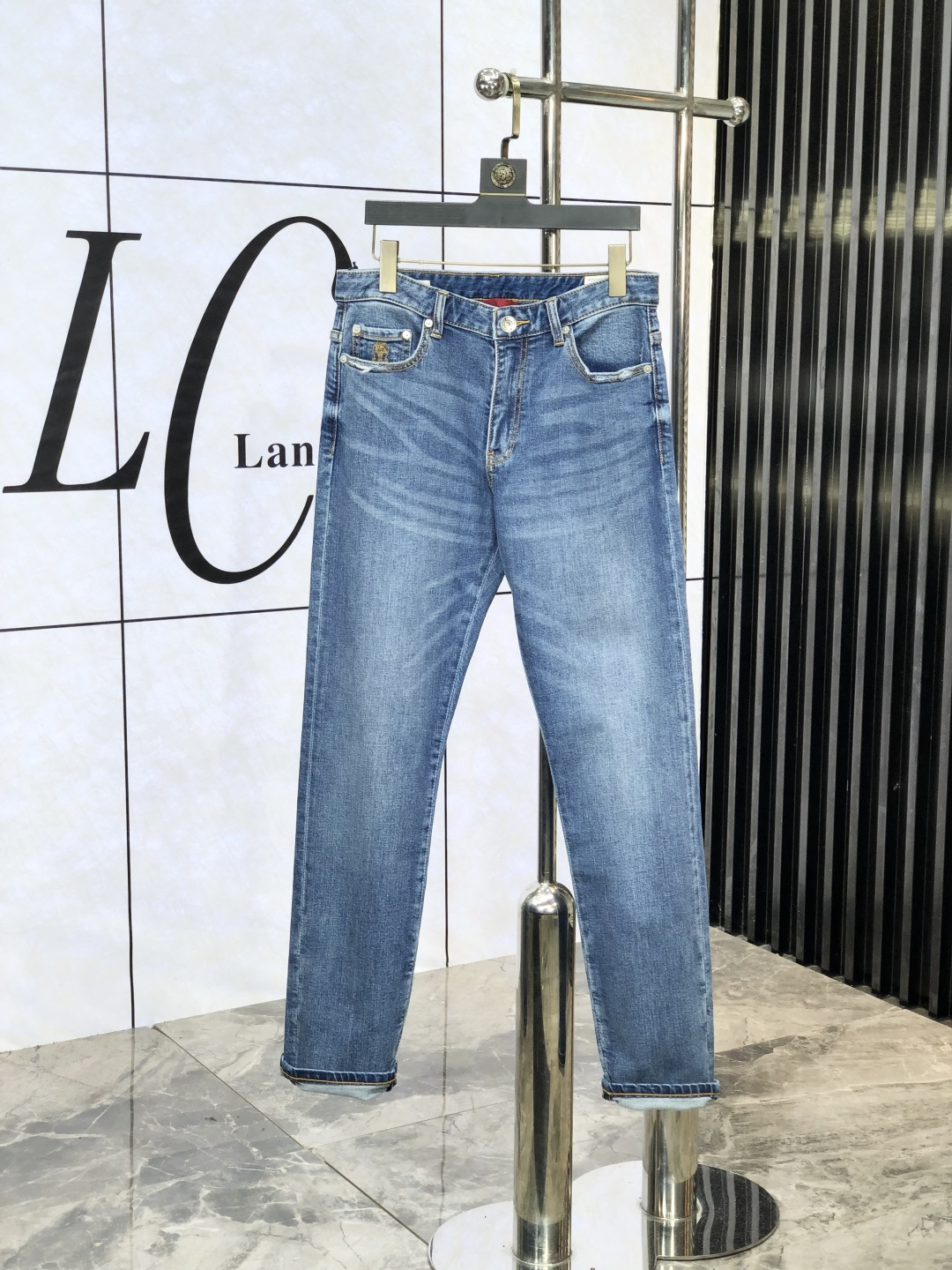 NO:475102,.Bc. 2025 new product, original single jeans, original heavy industry creation, brand classic logo design, complete three standards!  Original hardware accessories.ns counter customized denim fabric, completely suitable for the counter. Welcome to try it on before purchasing it. Good goods are not afraid of comparison. Number 29-38, jeans, alexander wang19860909.Bc.2025新品,原单牛仔裤 原版重工打造,品牌经典LOGO设计,三标齐全！原版五金辅料.ns专柜定制牛仔面料,完全对版专柜,欢迎专柜试穿后再购买,好货不怕比.码数29-38,,jeans,alexander wang,Men's clothing