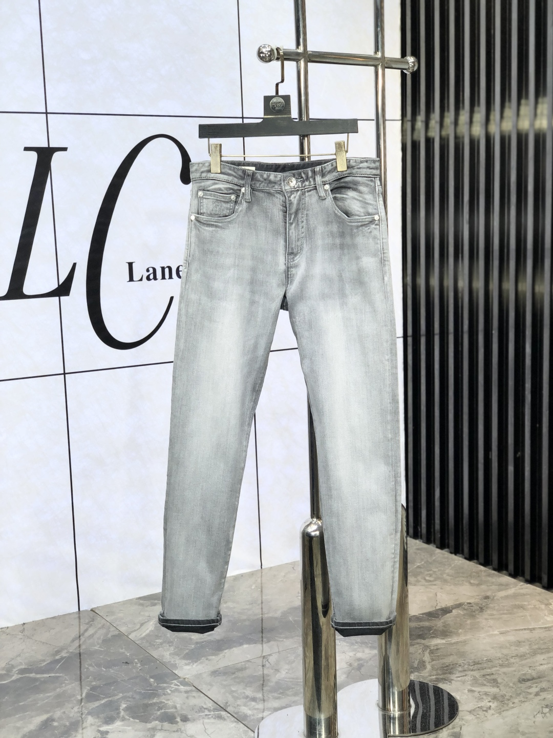 NO:475113,.Bc. 2025 new product, original single jeans, original heavy industry creation, brand classic logo design, complete three standards!  Original hardware accessories.ns counter customized denim fabric, completely suitable for the counter. Welcome to try it on before purchasing it. Good goods are not afraid of comparison. Number 29-38, jeans, alexander wang19860909.Bc.2025新品,原单牛仔裤 原版重工打造,品牌经典LOGO设计,三标齐全！原版五金辅料.ns专柜定制牛仔面料,完全对版专柜,欢迎专柜试穿后再购买,好货不怕比.码数29-38,,jeans,alexander wang,Men's clothing