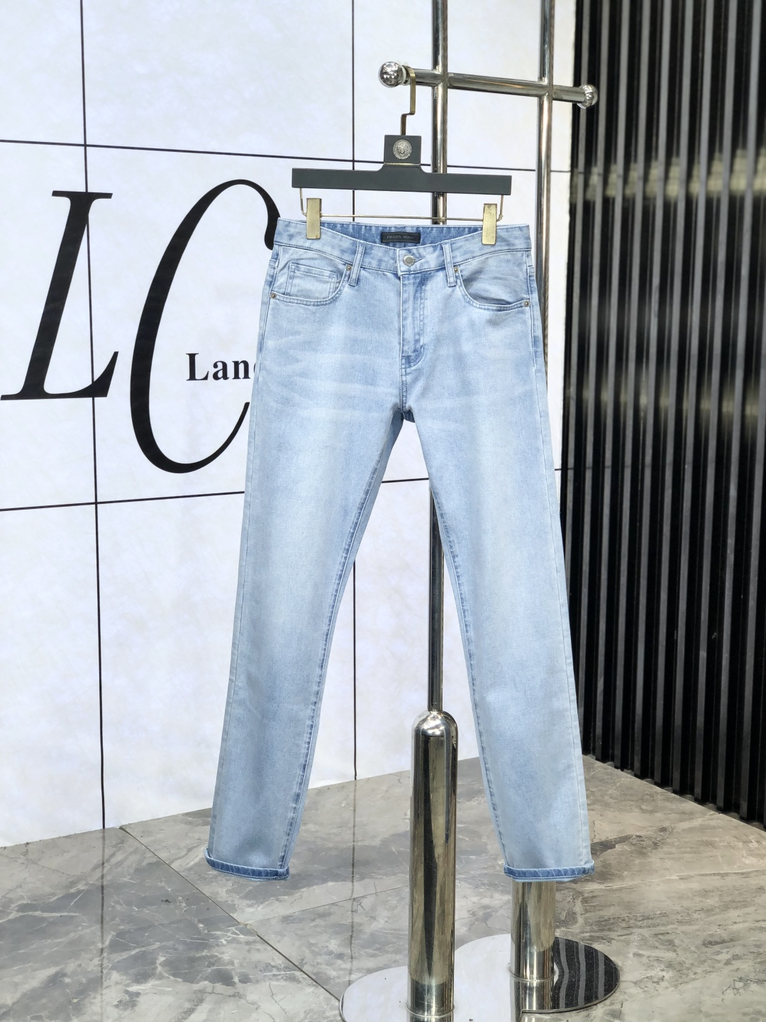 NO:475094,.Prada .2025 new product, original single jeans original heavy industry creation, brand classic LOGO design, complete three standards!  Original hardware accessories.ns counter customized denim fabric, completely suitable for the counter. Welcome to try it on before purchasing it. Good goods are not afraid of comparison. Number 29-38, prada, jeans, alexander wang19860909.普拉达 .2025新品,原单牛仔裤 原版重工打造,品牌经典LOGO设计,三标齐全！原版五金辅料.ns专柜定制牛仔面料,完全对版专柜,欢迎专柜试穿后再购买,好货不怕比.码数29-38,,prada,jeans,alexander wang,Men's clothing