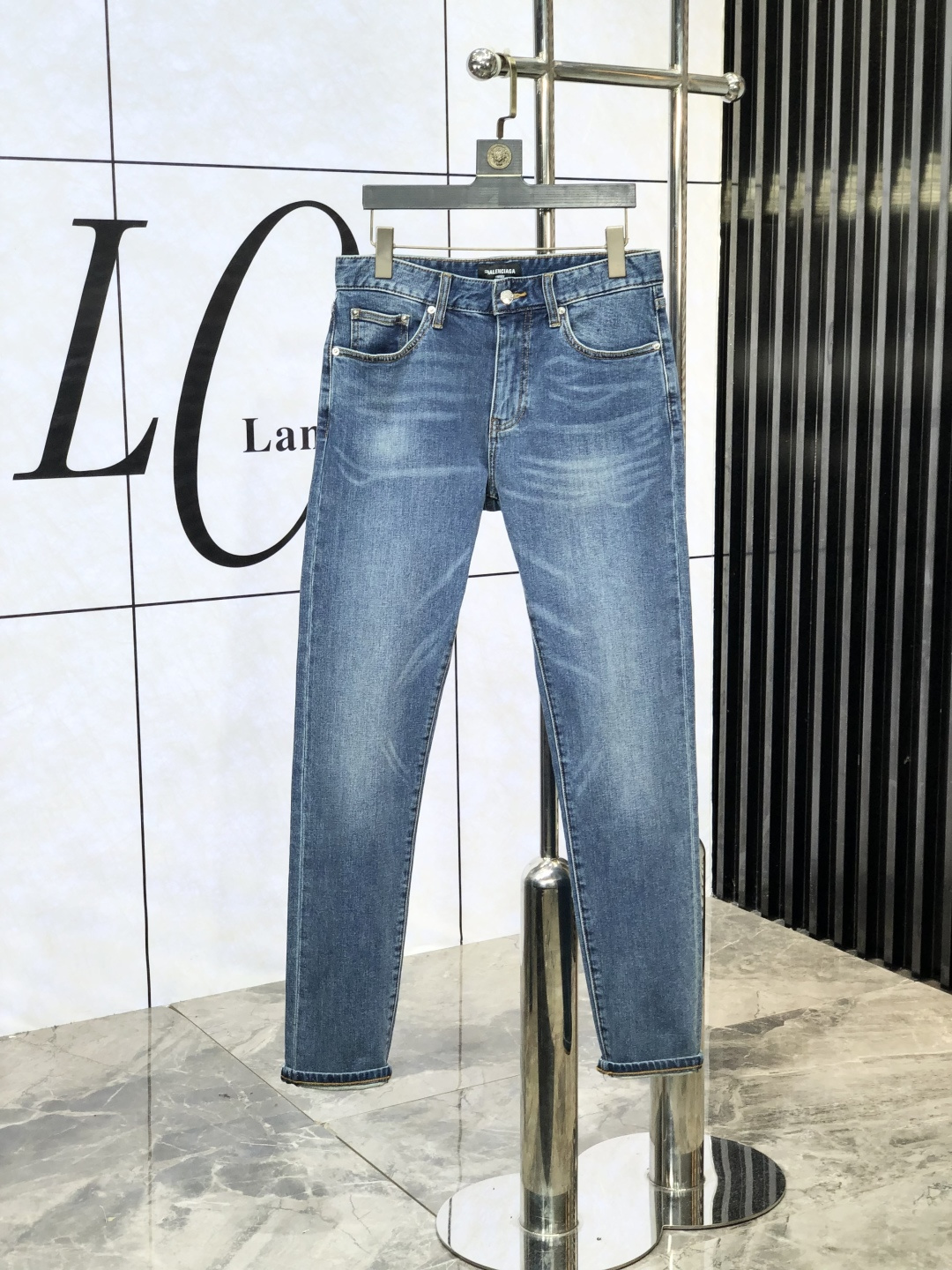 NO:475083,.Balenicaga. 2025 new product, original single jeans, original heavy-duty creation, brand classic LOGO design, complete three standards!  Original hardware accessories.ns counter customized denim fabric, completely suitable for the counter. Welcome to try it on before purchasing it. Good goods are not afraid of comparison. Number 29-38, balenciaga, jeans, alexander wang19860909.巴黎世家.2025新品,原单牛仔裤 原版重工打造,品牌经典LOGO设计,三标齐全！原版五金辅料.ns专柜定制牛仔面料,完全对版专柜,欢迎专柜试穿后再购买,好货不怕比.码数29-38,,balenciaga,jeans,alexander wang,Men's clothing