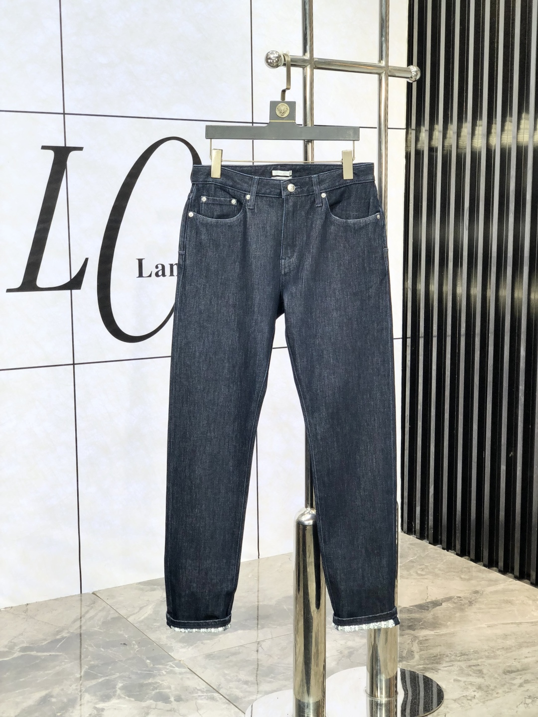 NO:475106,.Dior .2025 new product, original single jeans original heavy industry creation, brand classic LOGO design, complete three standards!  Original hardware accessories.ns counter customized denim fabric, completely suitable for the counter. Welcome to try it on before purchasing it. Good goods are not afraid of comparison. Number 29-38, dior, jeans, alexander wang19860909.Dior .2025新品,原单牛仔裤 原版重工打造,品牌经典LOGO设计,三标齐全！原版五金辅料.ns专柜定制牛仔面料,完全对版专柜,欢迎专柜试穿后再购买,好货不怕比.码数29-38,,dior,jeans,alexander wang,Men's clothing