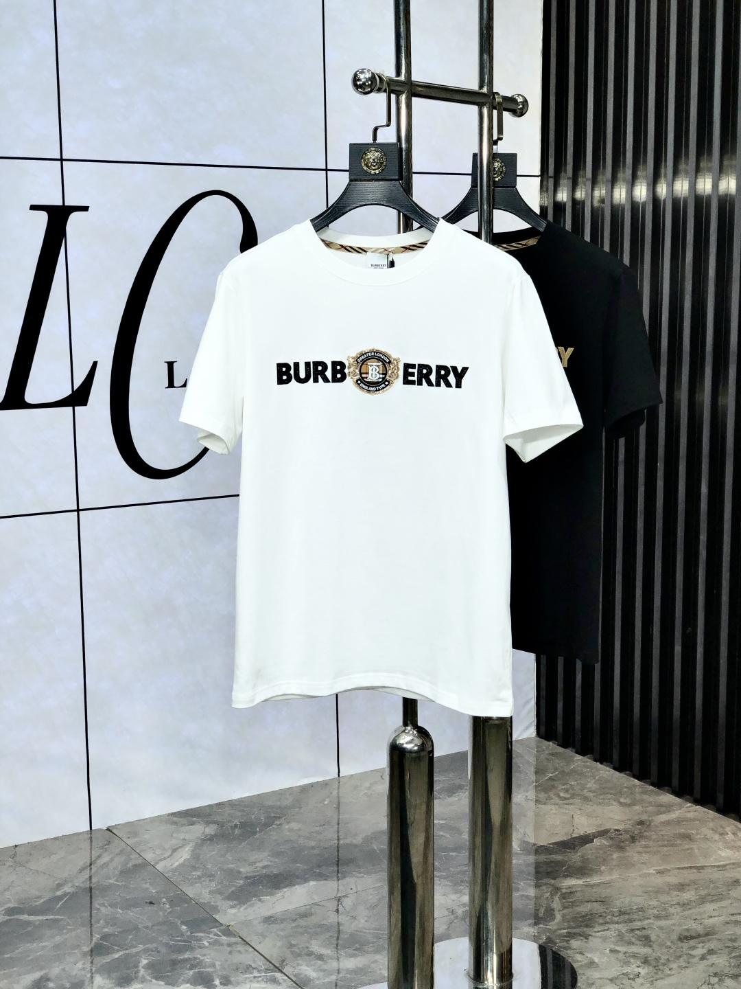 NO:475201,. Burberry. Top products 2025 spring and summer new first-time counter latest short-sleeved round-neck T-shirt, high-end customization, avant-garde and fashionable design!  Brand logo heavy craftsmanship design, high-end customized original European cotton fabric, soft feel, comfortable to wear, b counter-level exquisite car line, fine workmanship, invincible and handsome upper body effect!  A must-have item for handsome men!  Count s-xxL.s wear 175/, burberry, T-shirt,tees, t-shirt,alexander wang19860909. 巴宝莉.顶级货品2025春夏新款首发专柜最新款短袖圆领T恤 高端订制 设计前卫时尚！品牌logo重工艺设计 高端定制原版欧棉面料.手感柔软.穿着舒适.b专柜级别精致车线.做工精细.上身效果无敌帅气！型男必备单品！码数s-xxL.s穿175/,,burberry,T-shirt,tees，t-shirt,alexander wang,Men's clothing