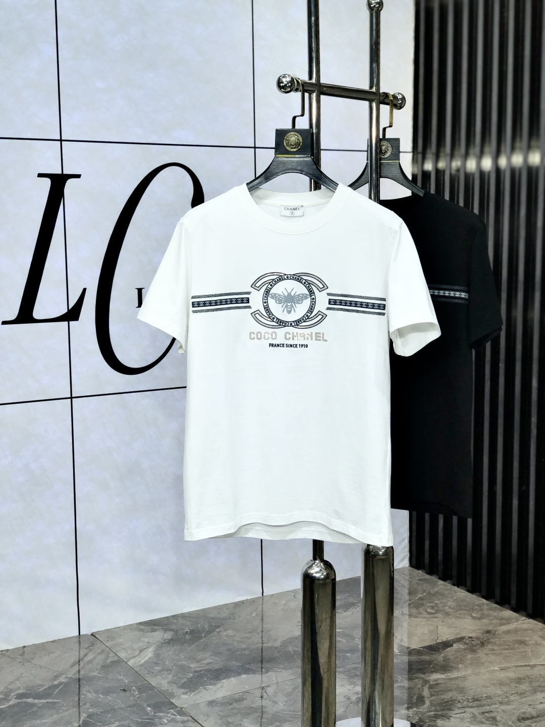 NO:475210,. Chanel. Top products 2025 spring and summer new first-time counter latest short-sleeved round-neck T-shirt, high-end customization, avant-garde and fashionable design!  Brand logo heavy craftsmanship design, high-end customized original European cotton fabric, soft feel, comfortable to wear, b counter-level exquisite car line, fine workmanship, invincible and handsome upper body effect!  A must-have item for handsome men!  yards s-xxL.s wear 175/, chanel, T-shirt,tees, t-shirt,alexander wang19860909. 香奈儿.顶级货品2025春夏新款首发专柜最新款短袖圆领T恤 高端订制 设计前卫时尚！品牌logo重工艺设计 高端定制原版欧棉面料.手感柔软.穿着舒适.b专柜级别精致车线.做工精细.上身效果无敌帅气！型男必备单品！码数s-xxL.s穿175/,,chanel,T-shirt,tees，t-shirt,alexander wang,Men's clothing