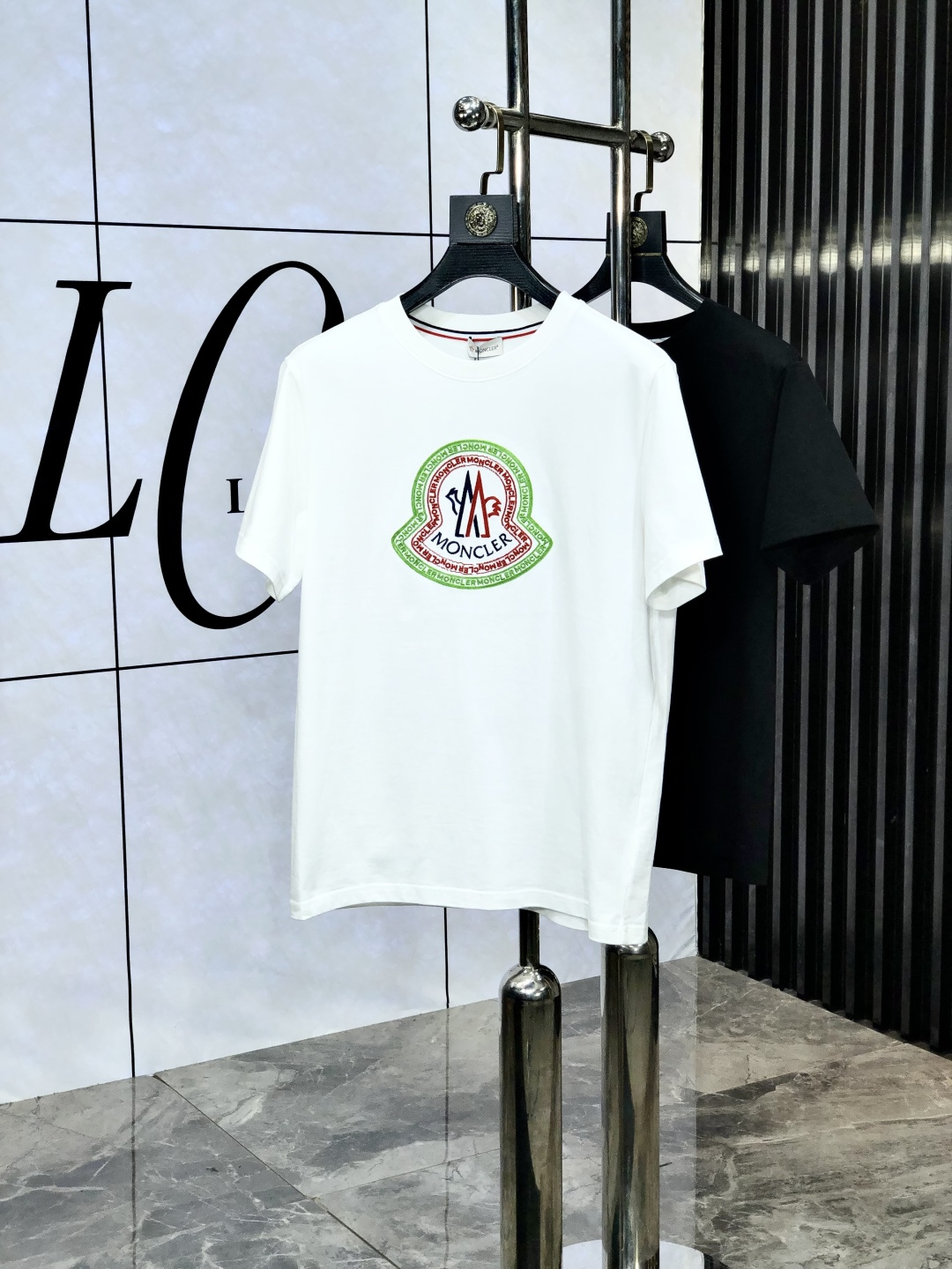 NO:475139,. Top products 2025 spring and summer new first-time counter latest short-sleeved round-neck T-shirt, high-end customization, avant-garde and fashionable design!  Brand logo heavy craftsmanship design, high-end customized original European cotton fabric, soft feel, comfortable to wear, b counter-level exquisite car line, fine workmanship, invincible and handsome upper body effect!  A must-have item for handsome men!  Count s-xxL.s wear 175/, Moncler, T-shirt,tees, t-shirt,alexander wang19860909. 蒙口.顶级货品2025春夏新款首发专柜最新款短袖圆领T恤 高端订制 设计前卫时尚！品牌logo重工艺设计 高端定制原版欧棉面料.手感柔软.穿着舒适.b专柜级别精致车线.做工精细.上身效果无敌帅气！型男必备单品！码数s-xxL.s穿175/,,Moncler,T-shirt,tees，t-shirt,alexander wang,Men's clothing