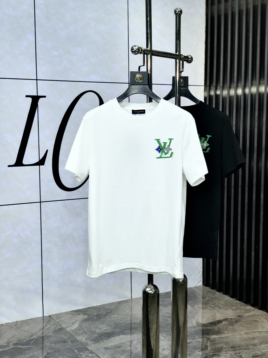 NO:475171,. Lv. Top products 2025 spring and summer new first-time counter latest short-sleeved round-neck T-shirt, high-end customization, avant-garde and fashionable design!  Brand logo heavy craftsmanship design, high-end customized original European cotton fabric, soft feel, comfortable to wear, b counter-level exquisite car line, fine workmanship, invincible and handsome upper body effect!  A must-have item for handsome men!  Count s-xxL.s wear 175/, louis vuitton, T-shirt,tees, t-shirt,alexander wang19860909. Lv.顶级货品2025春夏新款首发专柜最新款短袖圆领T恤 高端订制 设计前卫时尚！品牌logo重工艺设计 高端定制原版欧棉面料.手感柔软.穿着舒适.b专柜级别精致车线.做工精细.上身效果无敌帅气！型男必备单品！码数s-xxL.s穿175/,,louis vuitton,T-shirt,tees，t-shirt,alexander wang,Men's clothing