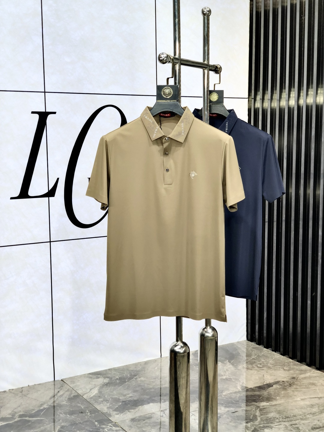 NO:447267,.Prada.2025 spring and summer ssHK counters are equipped with the same style as the new short-sleeved lapel Polo custom mercerated fabric. The brand letter craftsmanship on the chest shapes the logo to highlight the brand luxury 1f must-have items for high-end people. Those who know the goods come and compare the counter. The number of code M-3xL m is worn 175/130 catties, prada, T-shirt, alexander wang19860909.普拉达.2025春夏ssHK专柜同款同步上新短袖翻领Polo定制丝光面料 胸前品牌字母工艺构成标志彰显品牌奢华 1f高端人士必备单品,懂货的来欢迎对比专柜 码数M-3xL m穿175/130斤,,prada,T-shirt,alexander wang,Men's clothing