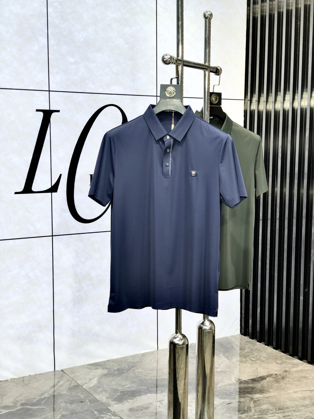 NO:447279,.TF.2025 spring and summer ssHK counters are equipped with the same style as the new short-sleeved lapel Polo custom mercerated fabric. The brand letter craftsmanship on the chest constitutes a logo to highlight the brand luxury. 1f must-have items for high-end people. Those who know the goods are welcome to compare the counter. The number of code M-3xL m is worn 175/130 catties, tom ford, T-shirt, alexander wang19860909.TF.2025春夏ssHK专柜同款同步上新短袖翻领Polo定制丝光面料 胸前品牌字母工艺构成标志彰显品牌奢华 1f高端人士必备单品,懂货的来欢迎对比专柜 码数M-3xL m穿175/130斤,,tom ford,T-shirt,alexander wang,Men's clothing