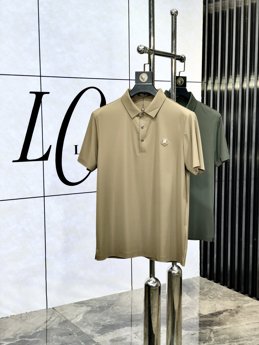 NO:447293,.LP.2025 spring and summer ssHK counters are equipped with the same style as the new short-sleeved lapel Polo custom mercerated fabric. The brand letter craftsmanship on the chest shapes the logo to highlight the brand luxury. 1f must-have items for high-end people. Those who know the goods are welcome to compare the counter. The number of code M-3xL m is worn 175/130 catties, loro piana, T-shirt, alexander wang19860909.LP.2025春夏ssHK专柜同款同步上新短袖翻领Polo定制丝光面料 胸前品牌字母工艺构成标志彰显品牌奢华 1f高端人士必备单品,懂货的来欢迎对比专柜 码数M-3xL m穿175/130斤,,loro piana,T-shirt,alexander wang,Men's clothing