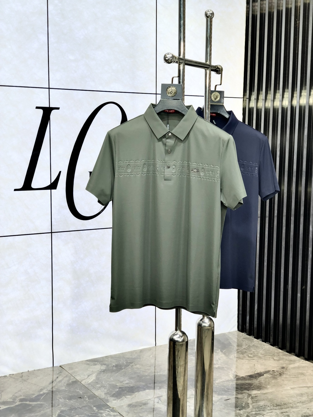 NO:447328,.Prada.2025 spring and summer ssHK counters are equipped with the same style as the new short-sleeved lapel Polo custom mercerated fabric. The brand letter craftsmanship on the chest shapes the logo to highlight the brand luxury 1f must-have items for high-end people. Those who know the goods come and compare the counter. The number of code M-3xL m is worn 175/130 catties, prada, T-shirt, alexander wang19860909.普拉达.2025春夏ssHK专柜同款同步上新短袖翻领Polo定制丝光面料 胸前品牌字母工艺构成标志彰显品牌奢华 1f高端人士必备单品,懂货的来欢迎对比专柜 码数M-3xL m穿175/130斤,,prada,T-shirt,alexander wang,Men's clothing