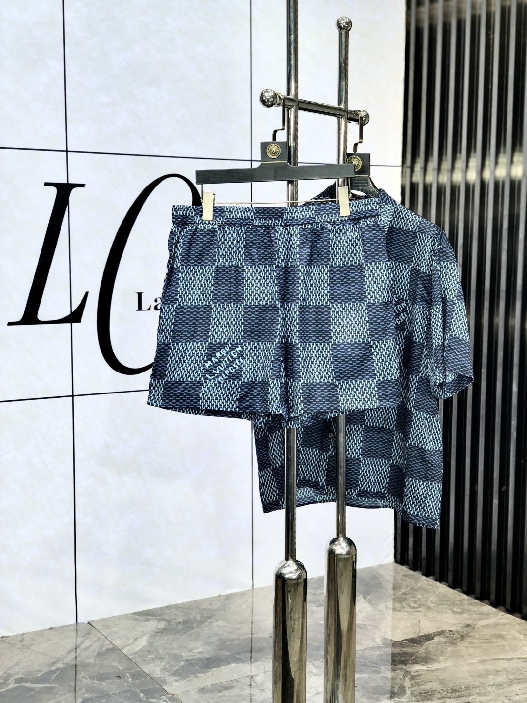 NO:451054,Tops, pants, Lv. Spring and summer new men's shirt set, trendy light luxury new products debut, original single replica product, high-end quality, highest version in the market, Milan fashion designer model, sneak peek, exclusive on-site sale; panoramic modification!  NS customer supplies original traceless stretch spandex fabric!  The same style for men and women!  The upper body effect is excellent, and the comfortable and close body show your temperament!  Count s-xL. Order to report height and weight, louis vuitton,alexander wang19860909上衣.裤子.Lv.春夏新款男士衬衣套装 ,潮流轻奢新品登场 原单复刻产物 高端品质 市场最高版本 米兰时装设计师款 先睹为快,独家现货发售；全景修饰！ns客供原版无痕弹力氨纶面料！男女同款！上身效果超赞,舒适贴身彰显气质！码数s-xL.下单报身高体重,,louis vuitton,alexander wang,Men's clothing