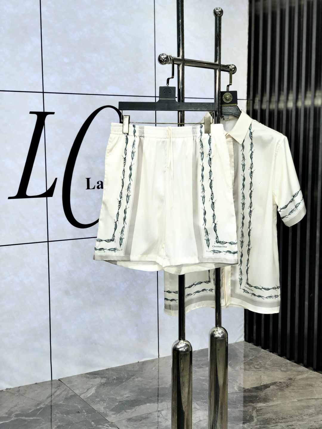 NO:451059,Tops, pants, Dior. New men's shirt set for spring and summer, trendy light luxury new products are available, original single replica product, high-end quality, the highest version in the market, Milan fashion designer model, sneak peek, exclusive on-site sale; panoramic modification!  NS customer supplies original traceless stretch spandex fabric!  The same style for men and women!  The upper body effect is excellent, and the comfortable and close body show your temperament!  Number of codes s-xL. Order to report height and weight, dior, alexander wang19860909上衣.裤子.Dior.春夏新款男士衬衣套装 ,潮流轻奢新品登场 原单复刻产物 高端品质 市场最高版本 米兰时装设计师款 先睹为快,独家现货发售；全景修饰！ns客供原版无痕弹力氨纶面料！男女同款！上身效果超赞,舒适贴身彰显气质！码数s-xL.下单报身高体重,,dior,alexander wang,Men's clothing