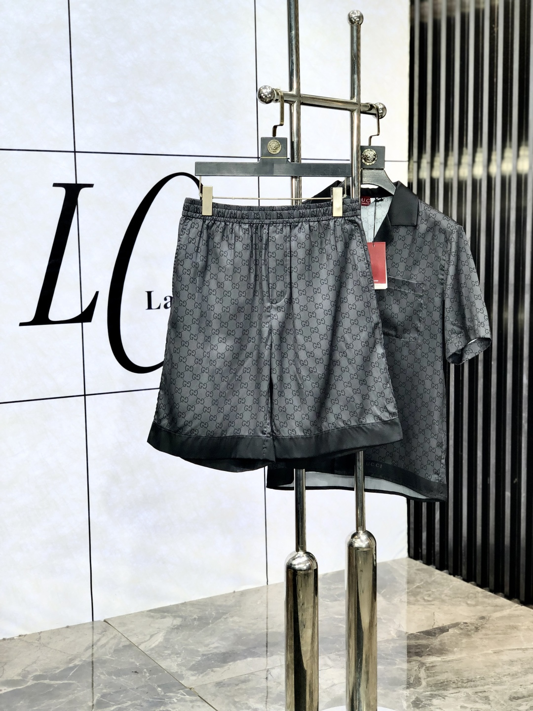 NO:451064,Tops, pants, Gucci. New spring and summer men's shirt set, trendy light luxury new products debut, original single replica product, high-end quality, highest version in the market, Milan fashion designer model, sneak peek, exclusive on-site sale; panoramic modification!  NS customer supplies original traceless stretch spandex fabric!  The same style for men and women!  The upper body effect is excellent, and the comfortable and close body show your temperament!  Number of codes s-xL. Order to report height and weight, gucci, alexander wang19860909上衣.裤子.Gucci.春夏新款男士衬衣套装 ,潮流轻奢新品登场 原单复刻产物 高端品质 市场最高版本 米兰时装设计师款 先睹为快,独家现货发售；全景修饰！ns客供原版无痕弹力氨纶面料！男女同款！上身效果超赞,舒适贴身彰显气质！码数s-xL.下单报身高体重,,gucci,alexander wang,Men's clothing