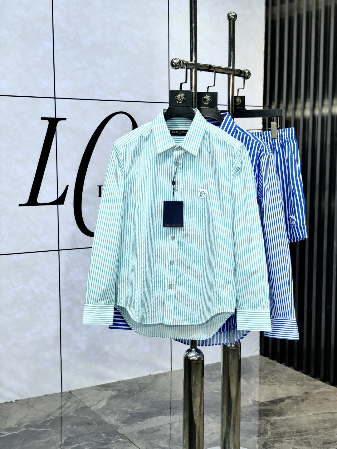 NO:451068,Tops, pants, Lv. Spring and summer new men's shirt set, trendy light luxury new products debut, original single replica product, high-end quality, highest version in the market, Milan fashion designer model, sneak peek, exclusive on-site sale; panoramic modification!  NS customer supplies original traceless stretch spandex fabric!  The same style for men and women!  The upper body effect is excellent, and the comfortable and close body show your temperament!  Count s-xL. Order to report height and weight, louis vuitton,alexander wang19860909上衣.裤子.Lv.春夏新款男士衬衣套装 ,潮流轻奢新品登场 原单复刻产物 高端品质 市场最高版本 米兰时装设计师款 先睹为快,独家现货发售；全景修饰！ns客供原版无痕弹力氨纶面料！男女同款！上身效果超赞,舒适贴身彰显气质！码数s-xL.下单报身高体重,,louis vuitton,alexander wang,Men's clothing