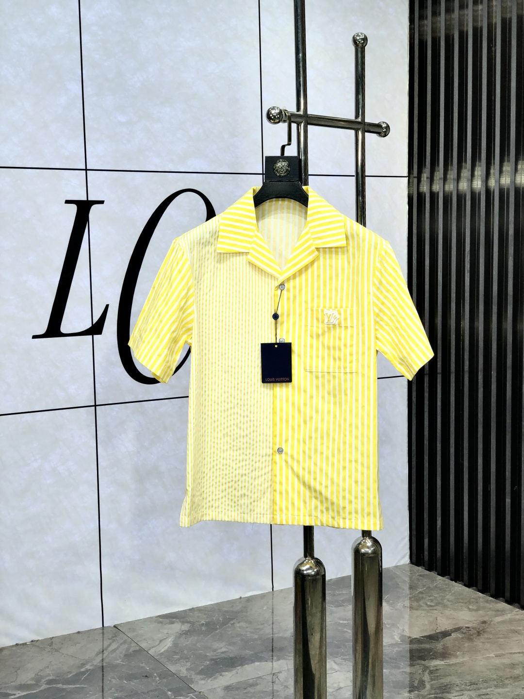 NO:451071,.LV. 2025 spring and summer new men's shirt. Trendy light luxury new product debuts. Original single replica product, high-end quality, the highest version in the market. Milan fashion designer model. Take a sneak peek, exclusive on-site sale; panoramic modification!  NS customer supplies original traceless stretch spandex fabric!  The same style for men and women!  The upper body effect is excellent, and the comfortable and close body show your temperament!  Count s-xL. Order to report height and weight, louis vuitton,alexander wang19860909.LV.2025春夏新款男士衬衣.潮流轻奢新品登场 原单复刻产物 高端品质 市场最高版本 米兰时装设计师款 先睹为快,独家现货发售；全景修饰！ns客供原版无痕弹力氨纶面料！男女同款！上身效果超赞,舒适贴身彰显气质！码数s-xL.下单报身高体重,,louis vuitton,alexander wang,Men's clothing