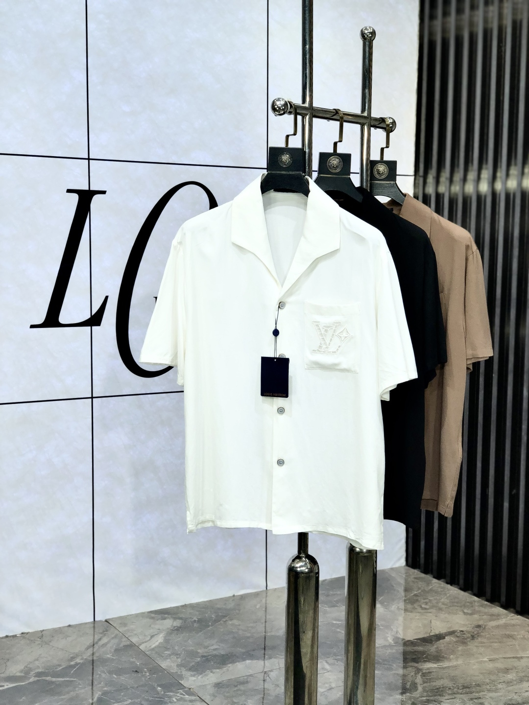 NO:451078,.Lv. 2025 spring and summer new men's shirt. Trendy light luxury new product debuts. Original single replica product, high-end quality, the highest version in the market. Milan fashion designer model. Take a sneak peek, exclusive on-site sale; panoramic modification!  NS customer supplies original traceless stretch spandex fabric!  The same style for men and women!  The upper body effect is excellent, and the comfortable and close body show your temperament!  Count s-xL. Order to report height and weight, louis vuitton,alexander wang19860909.Lv.2025春夏新款男士衬衣.潮流轻奢新品登场 原单复刻产物 高端品质 市场最高版本 米兰时装设计师款 先睹为快,独家现货发售；全景修饰！ns客供原版无痕弹力氨纶面料！男女同款！上身效果超赞,舒适贴身彰显气质！码数s-xL.下单报身高体重,,louis vuitton,alexander wang,Men's clothing