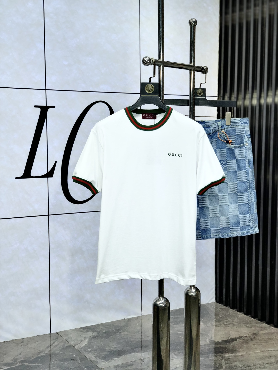 NO:451088,.Gucci.2025 spring and summer new style first-time counter latest short-sleeved round-neck T-shirt, high-end customization, avant-garde and fashionable design!  Brand logo heavy craft design, high-end customized mercerated cloud cotton fabric, soft feel, comfortable to wear, exquisite counter-level car line.ns fine workmanship, invincible and handsome upper body effect!  A must-have item for handsome men!  Number of codes s-xL. placing an order to report height and weight, gucci, T-shirt, tees, t-shirt, alexander wang19860909.Gucci.2025春夏新款首发专柜最新款短袖圆领T恤 高端订制 设计前卫时尚！品牌logo重工艺设计 高端定制丝光云朵棉面料.手感柔软.穿着舒适.专柜级别精致车线.ns做工精细.上身效果无敌帅气！型男必备单品！ 码数s-xL.下单报身高体重,,gucci,T-shirt,tees，t-shirt,alexander wang,Men's clothing