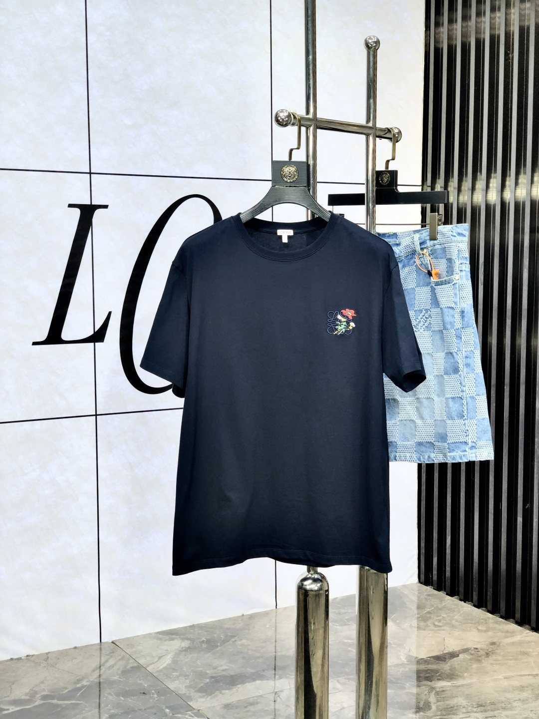 NO:451093,.Luo Yiwei. The latest short-sleeved round-neck T-shirt in the first 2025 spring and summer new style first-time counter, high-end customization, avant-garde and fashionable design!  Brand logo heavy craft design, high-end customized mercerated cloud cotton fabric, soft feel, comfortable to wear, exquisite counter-level car line.ns fine workmanship, invincible and handsome upper body effect!  A must-have item for handsome men!  Count s-xL. placing an order to report height and weight, loewe, T-shirt, tees, t-shirt, alexander wang19860909.罗意威.2025春夏新款首发专柜最新款短袖圆领T恤 高端订制 设计前卫时尚！品牌logo重工艺设计 高端定制丝光云朵棉面料.手感柔软.穿着舒适.专柜级别精致车线.ns做工精细.上身效果无敌帅气！型男必备单品！ 码数s-xL.下单报身高体重,,loewe,T-shirt,tees，t-shirt,alexander wang,Men's clothing