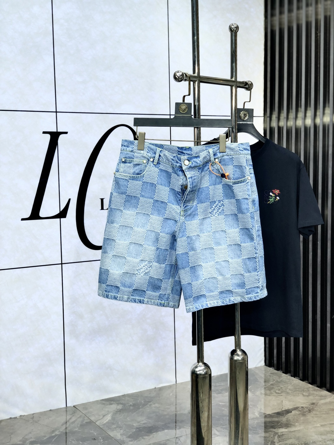 NO:451098,.Lv. The official counter on the official website is released simultaneously, 2025SS spring and summer new men's casual jeans, original single quality, customized original denim fabric for counter, logo pattern design, original hardware and accessories for NS trousers, three-dimensional and clear, realistic effect, super trendy and personalized, fashionable and stylish on the upper body!  Trendy men's essential items: s-xL. Order to report height and weight, louis vuitton, jeans, alexander wang19860909.Lv.官网专柜同步发售,2025SS春夏新品男士休闲牛仔裤,原单品质,专柜定制原版牛仔面料,logo图案设计,ns裤身原版五金辅料装饰,立体清晰,效果逼真,超级潮流个性,上身时尚有型！潮男必备单品 码数s-xL.下单报身高体重,,louis vuitton,jeans,alexander wang,Men's clothing