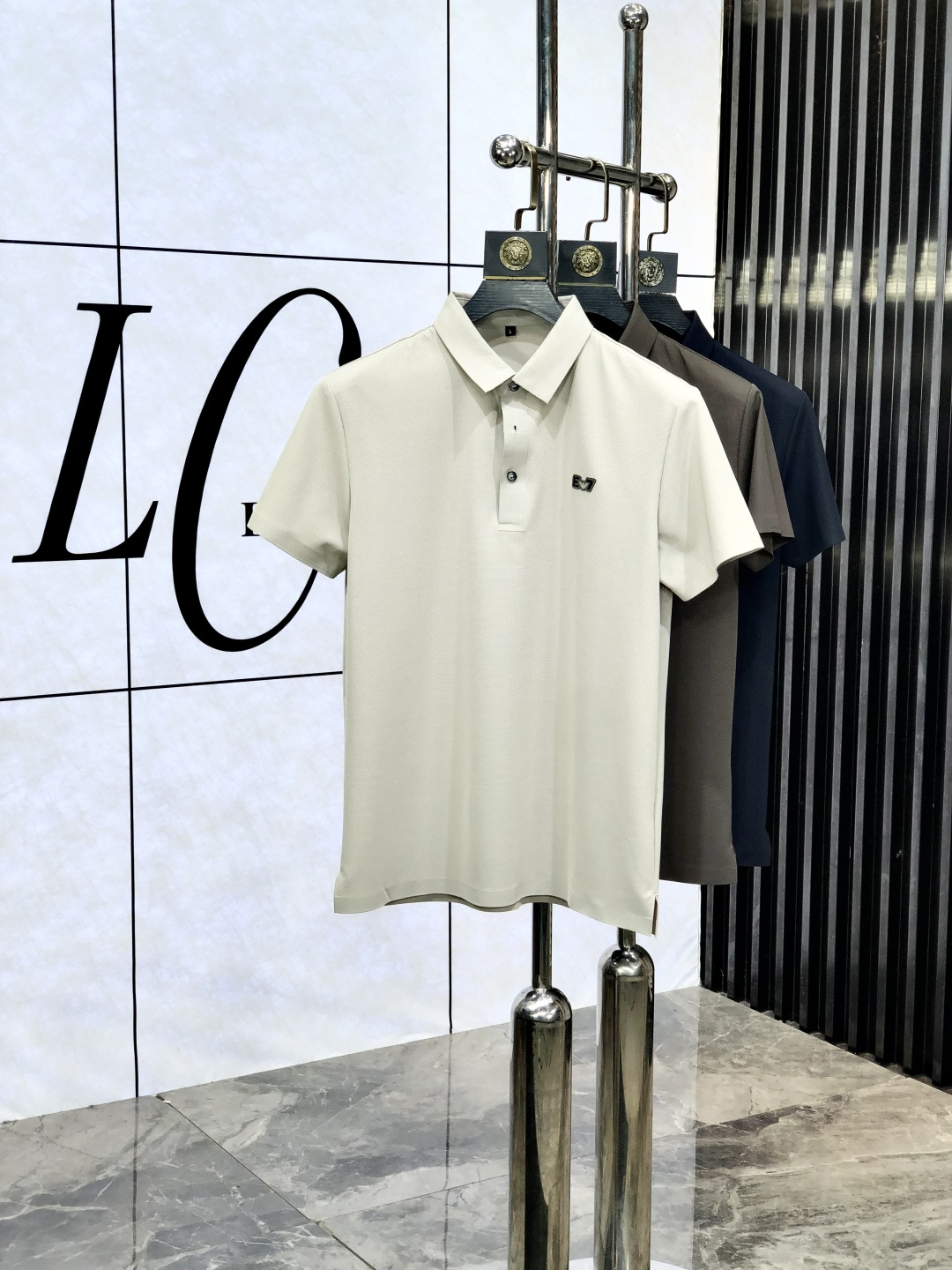 NO:470066,.Amani. 2025 spring and summer new polo collar short-sleeved series. Selected top mercerized cotton fabrics, complete with three standards!  Fashionable brand elements logo design, 1f upper body style is excellent, the fabric is delicate, comfortable and breathable, and it is super good-looking and stylish men's must-have style!  Size M-4XL.m wear 175/130, Armani, T-shirt, alexander wang19860909.阿玛尼.2025春夏新款polo领短袖系列.精选顶级丝光棉面料,三标齐全！时尚大牌元素logo工艺设计,1f上身版型超赞,面料细腻舒适透气,随意搭配都超级好看时尚型男必备款哦！尺码M-4XL.m穿175/130,,armani,T-shirt,alexander wang,Men's clothing