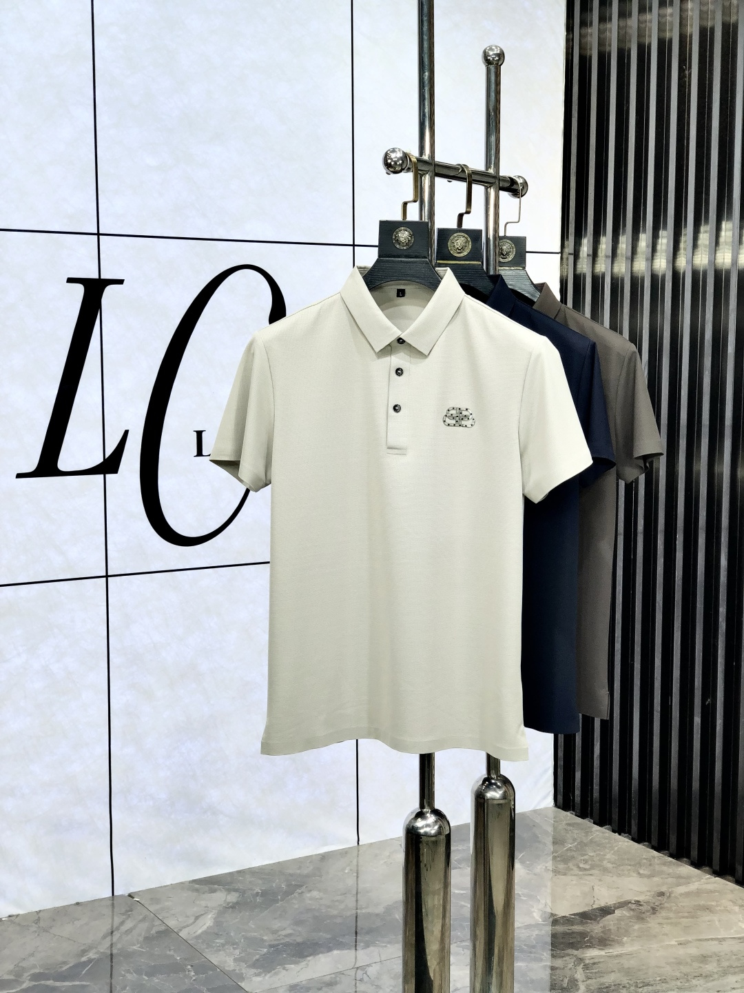 NO:470080,.Balenica. 2025 spring and summer new polo collar short-sleeved series. Selected top mercerized cotton fabrics, complete with three standards!  Fashionable brand elements logo design, 1f upper body style is excellent, the fabric is delicate, comfortable and breathable, and it is super good-looking and stylish men's must-have style!  Size M-4XL.m wear 175/130, balenciaga, T-shirt, alexander wang19860909.巴黎世家.2025春夏新款polo领短袖系列.精选顶级丝光棉面料,三标齐全！时尚大牌元素logo工艺设计,1f上身版型超赞,面料细腻舒适透气,随意搭配都超级好看时尚型男必备款哦！尺码M-4XL.m穿175/130,,balenciaga,T-shirt,alexander wang,Men's clothing