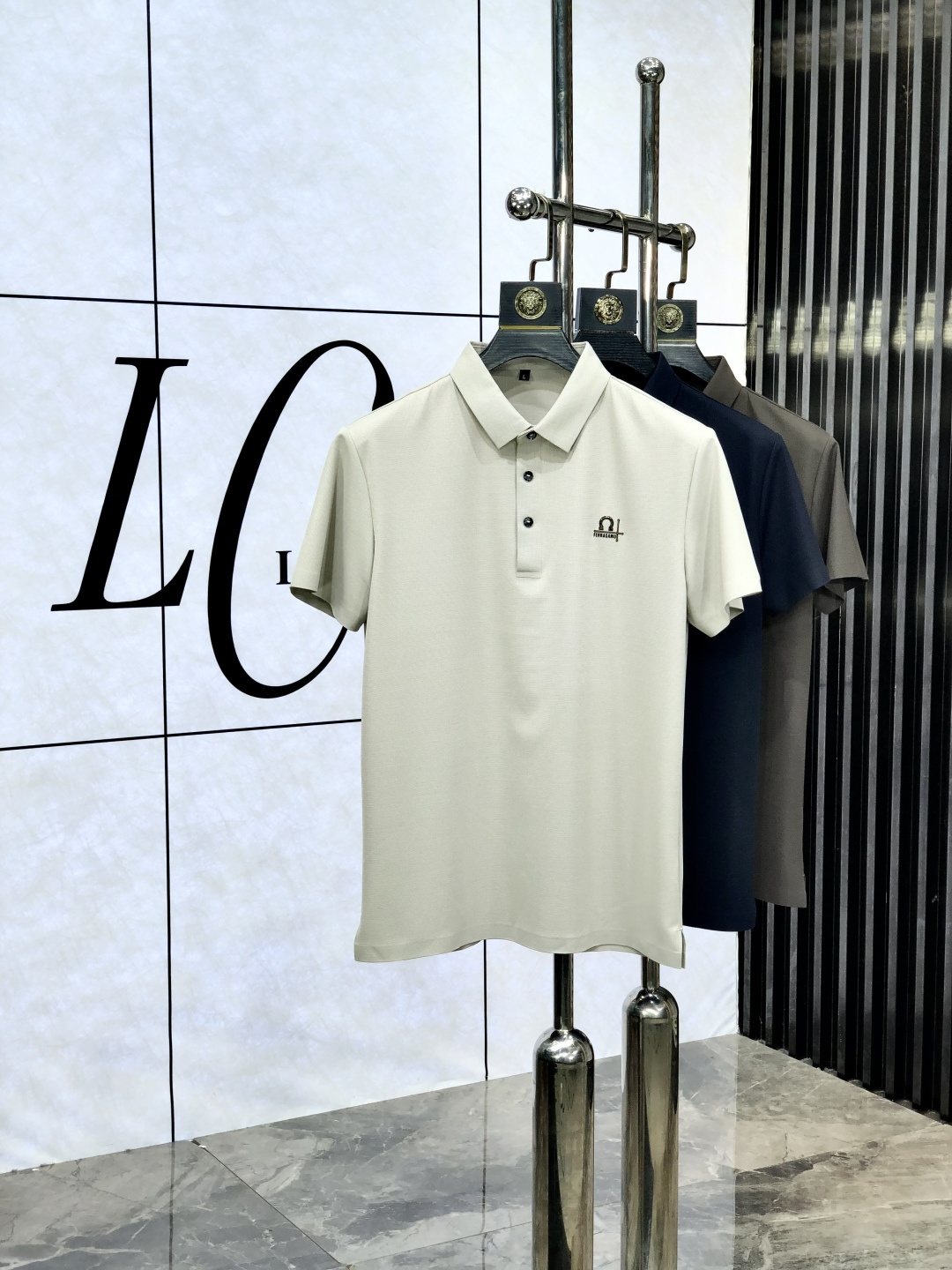 NO:470073,.Ferragamo. 2025 spring and summer new polo collar short-sleeved series. Selected top mercerized cotton fabrics, complete with three standards!  Fashionable brand elements logo design, 1f upper body style is excellent, the fabric is delicate, comfortable and breathable, and it is super good-looking and stylish men's must-have style!  Size M-4XL.m wear 175/130, ferragamo, T-shirt, alexander wang19860909.菲拉格慕.2025春夏新款polo领短袖系列.精选顶级丝光棉面料,三标齐全！时尚大牌元素logo工艺设计,1f上身版型超赞,面料细腻舒适透气,随意搭配都超级好看时尚型男必备款哦！尺码M-4XL.m穿175/130,,ferragamo,T-shirt,alexander wang,Men's clothing