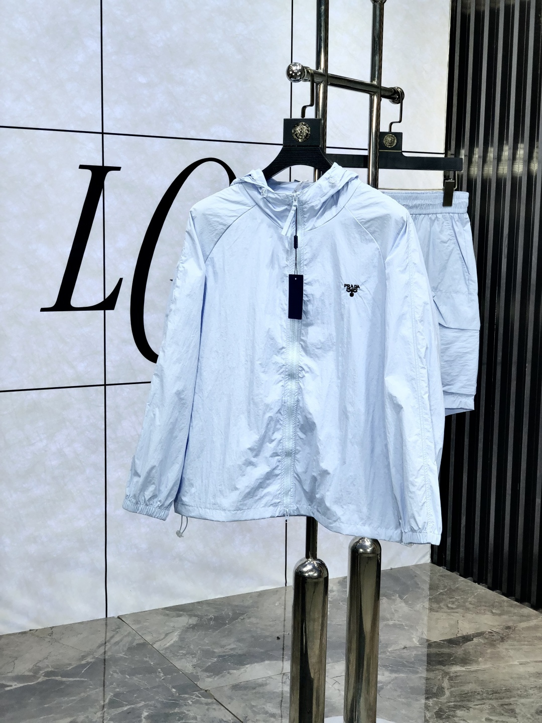 NO:456777,.Prada. Lightweight, breathable and comfortable!  The same style for men and women. Specially supplied imported fabric hooded skin clothing protective suit UV rays series thin and thin summer savior!  I can weld this sunscreen to my body. I feel so painful when I go out in summer and get chased by the sun. Who knows it!  Until I met EZ's hooded skin coat. When I put it on, L was like a moving parasol for the skin. It was made of imported fabrics, which were so light that it was almost impossible to feel its existence when worn, just like the second layer of skin. The breathability was even more amazing. When the wind blew, the heat quickly dissipated and kept it refreshed at all times. No need to worry about sweating on the back of the clothes. The sun protection is directly full, which can resist ultraviolet rays in all directions, allowing you to play in the sun without any fear of being tanned and burned. The hooded design is super considerate, with an extra layer of protection, and also a 'sun protection shield' on the face. The style is simple and fashionable. You can easily grasp the fashionable feeling when you are commuting, outdoor sports, and wearing jeans or sports pants. With it, you will no longer be afraid of sunlight when traveling in summer!  Family members, hurry up while there is an activity, buy early and enjoy it early!  s-4xL.m wear 175/130 catties, prada, jeans, hats, alexander wang19860909.普拉达.轻盈透气舒适！男女同款.特供进口面料连帽款皮肤衣防嗮套装紫外线衣系列轻薄外夏日救星！这件防晒衣我能焊在身上 夏天出门被太阳追着烤的痛,d谁懂啊！直到我遇到EZ家这款连帽皮肤衣,穿上它,L就像给肌肤撑起了一把移动的遮阳伞. 它用的是特供进口面料,轻盈得不像话,穿上几乎感觉不到它的存在,就像第二层肌肤.透气性能更是一绝,风一吹,热气迅速散去,时刻保持清爽,再也不用担心汗湿衣背. 防晒力直接拉满,能全方位抵御紫外线,让你在阳光下肆意玩耍,完全不怕被晒黑晒伤.连帽设计超贴心,多一层防护,给脸部也加上“防晒盾” . 款式简约又时尚,日常通勤、户外运动,搭牛仔裤或者运动裤,都能轻松拿捏时尚感. 有了它,夏日出行不再怕晒！家人们,趁有活动赶紧冲,早买早享受！s-4xL.m穿175/130斤,,prada,jeans,hats,alexander wang,Men's clothing