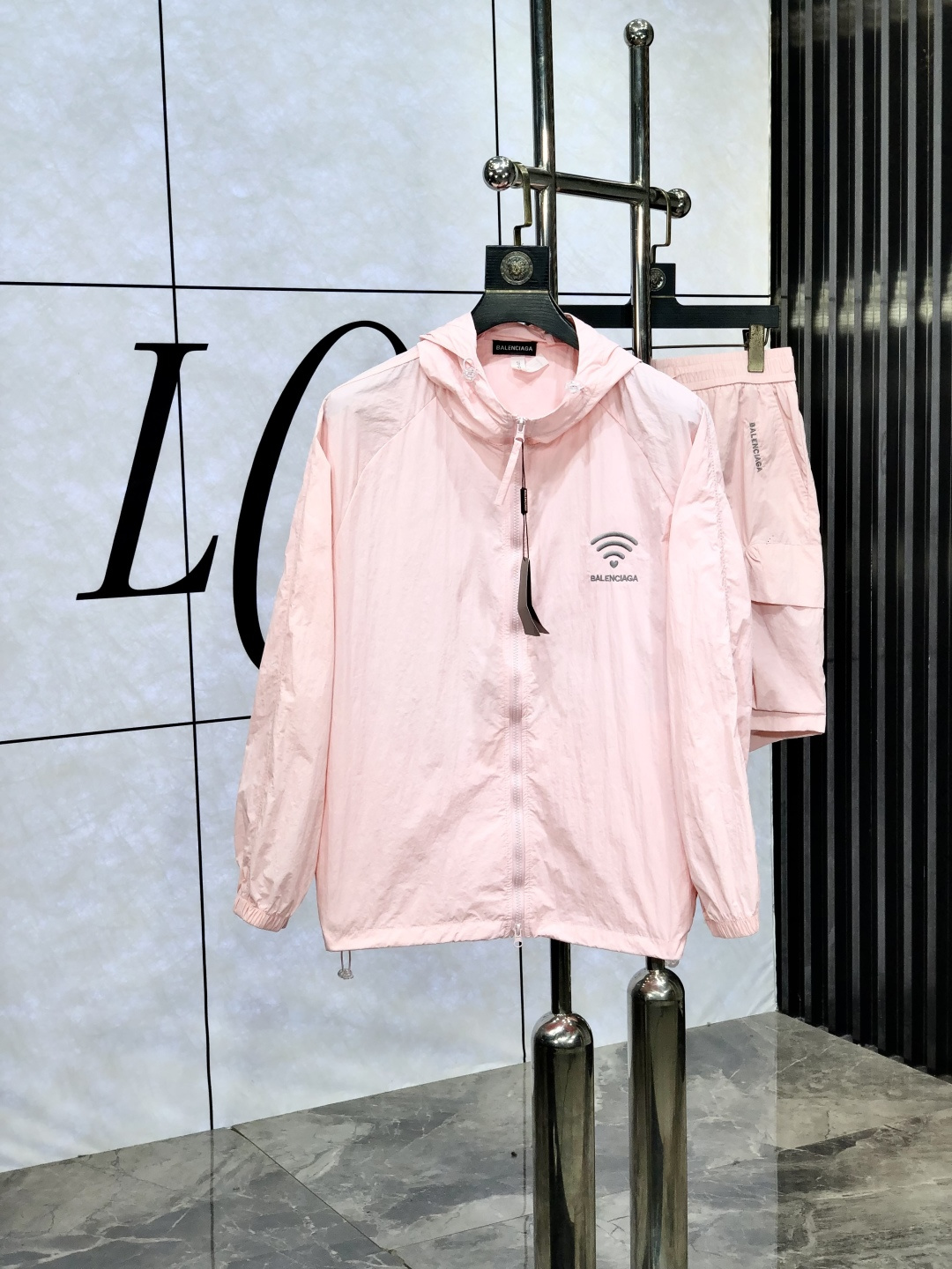 NO:456785,.Balenicaga. Lightweight, breathable and comfortable!  The same style for men and women. Specially supplied imported fabric hooded skin clothing protective suit UV rays series thin and thin summer savior!  I can weld this sunscreen to my body. I feel so painful when I go out in summer and get chased by the sun. Who knows it!  Until I met EZ's hooded skin coat. When I put it on, L was like a moving parasol for the skin. It was made of imported fabrics, which were so light that it was almost impossible to feel its existence when worn, just like the second layer of skin. The breathability was even more amazing. When the wind blew, the heat quickly dissipated and kept it refreshed at all times. No need to worry about sweating on the back of the clothes. The sun protection is directly full, which can resist ultraviolet rays in all directions, allowing you to play in the sun without any fear of being tanned and burned. The hooded design is super considerate, with an extra layer of protection, and also a 'sun protection shield' on the face. The style is simple and fashionable. You can easily grasp the fashionable feeling when you are commuting, outdoor sports, and wearing jeans or sports pants. With it, you will no longer be afraid of sunlight when traveling in summer!  Family members, hurry up while there is an activity, buy early and enjoy it early!  s-4xL.m wear 175/130 catties, balenciaga, jeans, hats, alexander wang19860909.巴黎世家.轻盈透气舒适！男女同款.特供进口面料连帽款皮肤衣防嗮套装紫外线衣系列轻薄外夏日救星！这件防晒衣我能焊在身上 夏天出门被太阳追着烤的痛,d谁懂啊！直到我遇到EZ家这款连帽皮肤衣,穿上它,L就像给肌肤撑起了一把移动的遮阳伞. 它用的是特供进口面料,轻盈得不像话,穿上几乎感觉不到它的存在,就像第二层肌肤.透气性能更是一绝,风一吹,热气迅速散去,时刻保持清爽,再也不用担心汗湿衣背. 防晒力直接拉满,能全方位抵御紫外线,让你在阳光下肆意玩耍,完全不怕被晒黑晒伤.连帽设计超贴心,多一层防护,给脸部也加上“防晒盾” . 款式简约又时尚,日常通勤、户外运动,搭牛仔裤或者运动裤,都能轻松拿捏时尚感. 有了它,夏日出行不再怕晒！家人们,趁有活动赶紧冲,早买早享受！s-4xL.m穿175/130斤,,balenciaga,jeans,hats,alexander wang,Men's clothing